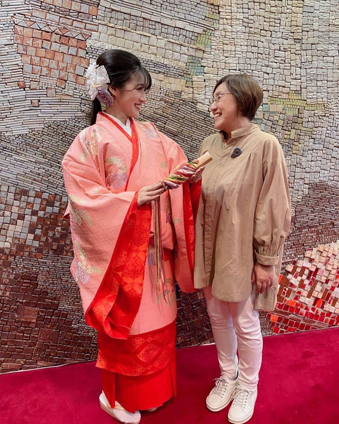 松原凜子のインスタグラム：「とても素敵にして頂きました。 そしていつもながら、母がサポートしてくれまして。 ありがとうございました！！  良い写真だぁ🤭  #多治見まつり #武者行列」