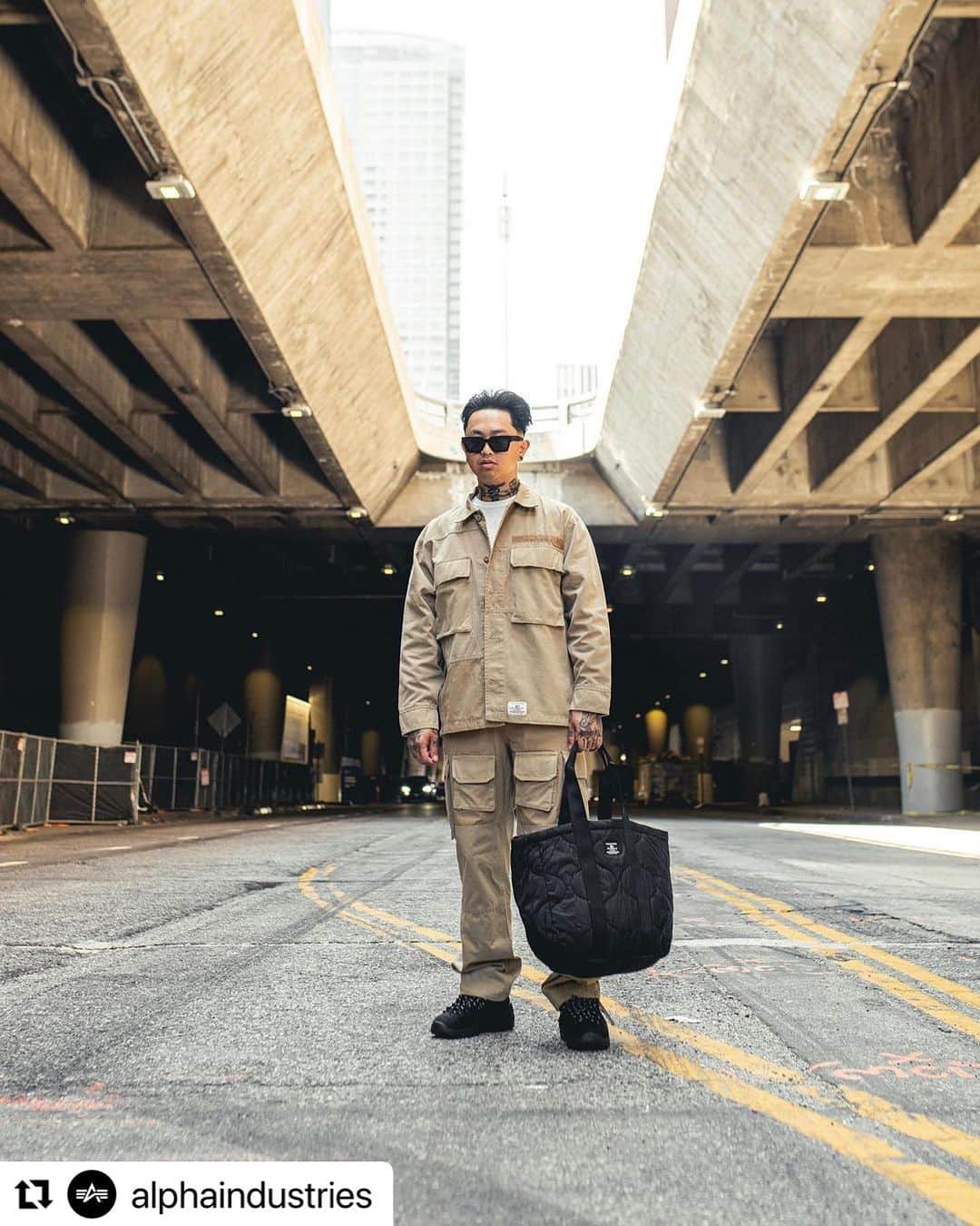 のインスタグラム：「#Repost @alphaindustries with @use.repost ・・・ From my time serving as a FMF Corpsman in the US Navy over a decade ago to my first collaboration as a content creator with Alpha Industries back in 2017, military life and style influences me to this day. Whether it is making my bed every morning with perfect hospital corners (IYKYK), or getting outfit ideas from my old uniforms for a night out, there isn't a moment that goes by where I'm not putting my knowledge and experience into practice. It was an honor wearing these types of threads then, and I'm privileged to work with brands inspired by them now.  #alphaindustries」