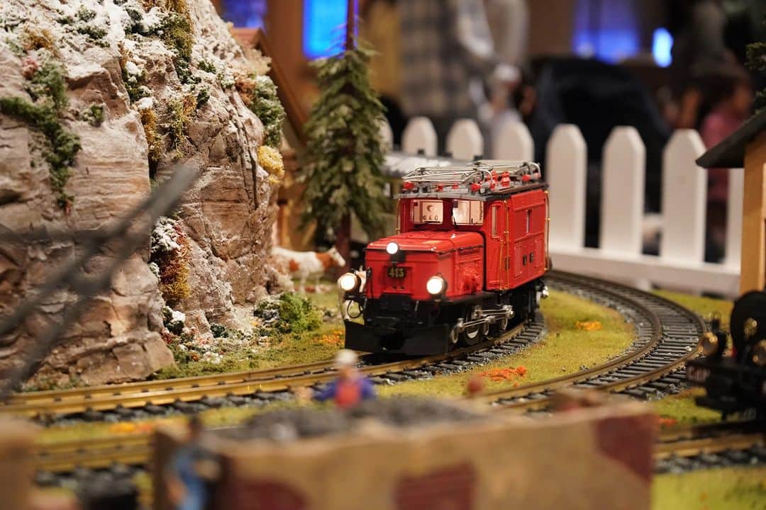 のインスタグラム：「毎年注目のチャリティーイベント、「ヒルトン・クリスマス・トレイン」がスタートします🚂  11月11日（土）より、冬のヨーロッパをイメージした、総面積約30㎡の巨大ジオラマが1Fロビーに登場します。今年はヒルトン日本進出60周年を記念し、ジオラマの中に60周年ディスプレーも設置しております。  さらに、初日はクリスマスムード満載のトレイン進行式やミニライブ演奏、🎅サンタさんと一緒に記念撮影ができるイベントなどを開催📸✨  「ヒルトン・クリスマス・トレイン」は、クリスマスの雰囲気をお楽しみいただけるだけではなく、このイベントを通して集まった協賛金はジオラマの制作費を除き、児童養護施設ほかNPO団体などに寄付いたします。  心温まるクリスマスをお届けするチャリティーイベントにご参加し、ヒルトン大阪で素敵なひとときをお楽しみください。🎄  ************************ ＜2023年ヒルトン・クリスマス・トレイン＞  【期間】2023年11月11日～2024年1月4日 ※UMEDA MEETS HEARTハートスポット装飾：2023年11月12日～12月25日  【時間】8:00〜22:00　※初日（11月11日）は15:00すぎ～22:00 【観覧料】無料 【場所】ヒルトン大阪1Fロビー  ＜オープニングセレモニー＞  【日程】2023年11月11日 15:00～ 【プログラム】トレイン進行式、クリスマスツリー点灯、クリスマスミュージック、サンタと写真撮影等。  ※「サンタと写真撮影」は参加無料、組数制限があります。整理券を当日14時より1F「MYPLACE （マイプレイス）」にて配布いたします。 ************************  その他詳細は @‌hiltonosaka ホームページより  The highly anticipated “Hilton Christmas Train”, a charitable event, is almost here!🚂  Starting from Nov. 11 (Saturday), we'll be showcasing a magnificent 30-square-meter diorama in our 1F lobby, inspired by a European winter wonderland.  As a special feature to celebrate Hilton's 60th anniversary in Japan this year, we've included a dedicated 60th-anniversary display within the diorama.  On the opening day, we have a festive program in store, featuring a cheerful train progression ceremony, mini live performances, and the opportunity to snap a picture with Santa Claus.🎅📷  The "Hilton Christmas Train" offers more than just a taste of the holiday spirit; it also channels the season's giving by donating the proceeds from the event (minus the diorama production costs) to children's homes and non-profit organizations.  Join us for this heartwarming charity event and make your Christmas season even more special. Come and revel in the festive spirit at Hilton Osaka.🎄  ****** <Hilton Christmas Train for 2023> [Period] Nov. 11, 2023 - Jan. 4, 2024 [Hours] 8:00 - 22:00 (On Nov. 11, after 15:00 to 22:00) [Admission] Free [Location] Hilton Osaka 1F Lobby  <Opening Ceremony> [Date/Time] Nov. 11, 2023, 15:00~ [Program] Train Progression Ceremony, Christmas Music, Photo with Santa, and more. ***** *Numbered tickets of "Photo with Santa" will be distributed at 1F "MYPLACE" cafe & bar from 14:00 on the day.」