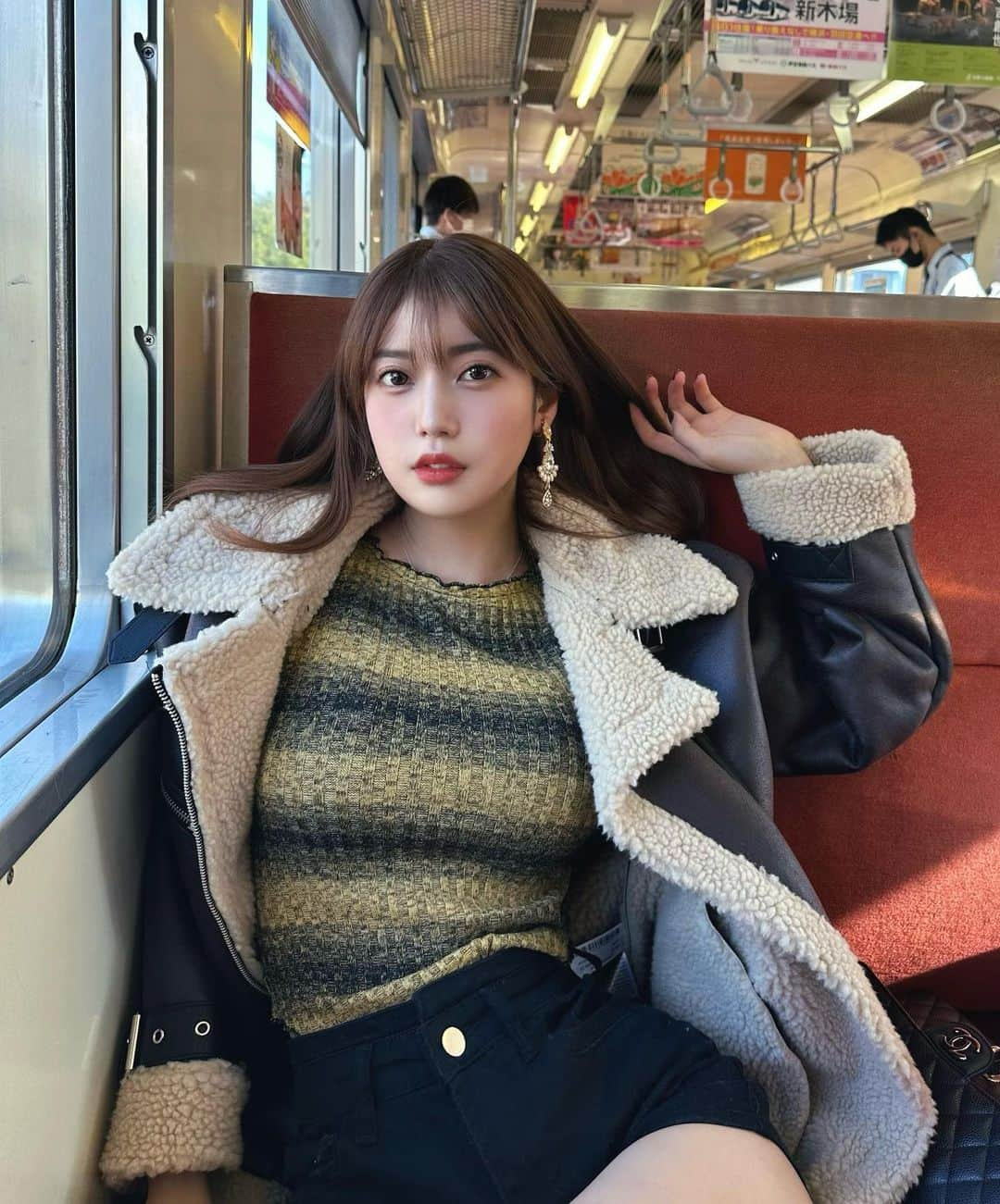 あべなつきのインスタグラム：「🚞☀️🕊  もう11月だ！アウターの季節だね🧥  @zara のジャケットがメンズライクでかわいい🖤 「おちあいろう」にいくときに撮った写真📸  レトロな列車にキュンとして、 思わずたくさん写真撮ってしまった🥹  まつ毛は　@eyeprolish11 さんで、パリジェンヌ👀 ぱっちりカール🤍  #アウター #ジャケット #🧥」