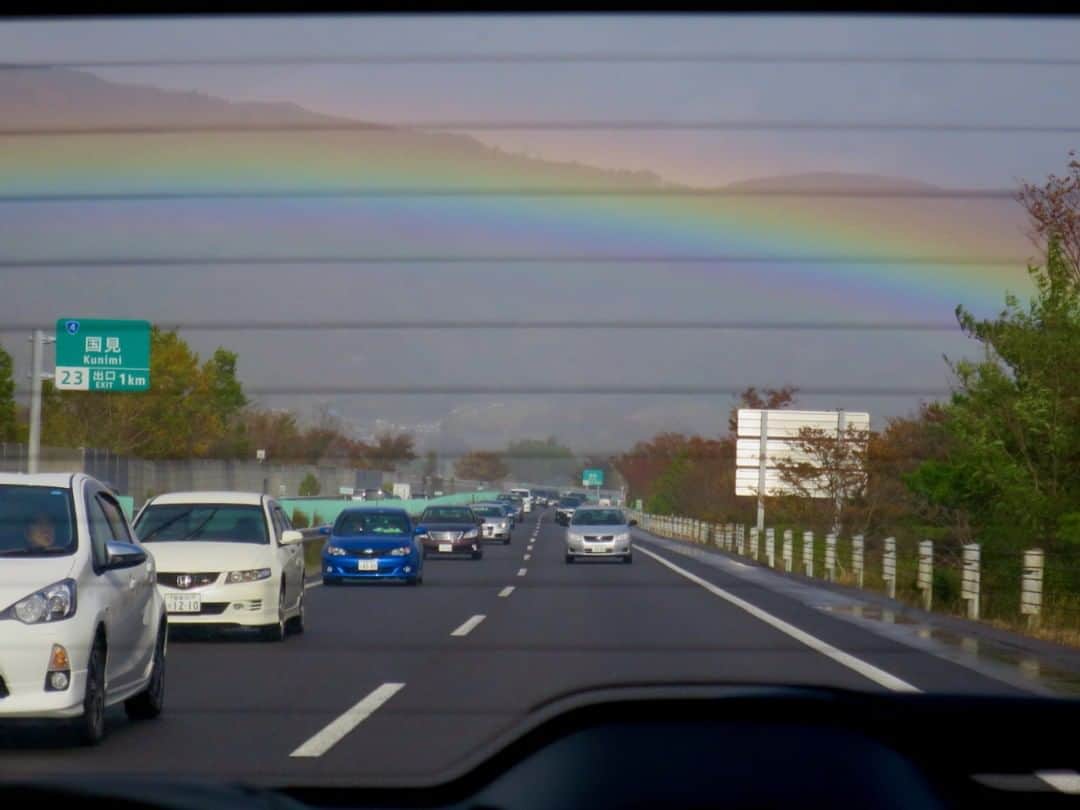 高野寛のインスタグラム：「2014.11.3. 福島へ向かう高速から見えた特大の🌈 I saw a huge rainbow on the highway to Fukushima, 2014.」
