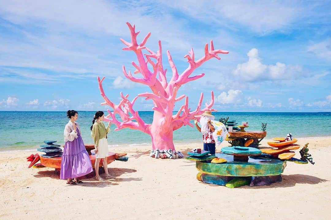 【公式】星野リゾート　リゾナーレのインスタグラム：「【リゾナーレ小浜島】碧い海が広がる絶景と珊瑚礁をテーマにした会場が盛り上げる「南の島のサンゴクリスマス」を今年も開催します。  コバルトブルーの海がより一層美しく見える昼間のビーチに、珊瑚礁をテーマにしたクリスマスツリーやテーブルセットが並ぶ会場が登場します。隣接するBOOKS＆CAFEでは、サンゴの飾りを使用した小浜島ならではのクリスマスオーナメントづくりを開催。  サンゴ柄のかりゆしウェアを身にまとった「サンゴサンタ」からプレゼントされる「35（サンゴ）CHINSUKO」や同会場に用意された「35(サンゴ)ハイビスカスティ」を片手に、南の島らしい一風変わったクリスマスを楽しむことができるイベントです。  Photo by @risonarekohamajima   #星野リゾート#リゾナーレ #リゾナーレ小浜島 #沖縄県 #小浜島 #旅行 #国内旅行 #離島ホテル #大人の休日 #石垣島 #八重山 #女子旅 #記念日旅行 #アクティビティ #西大岳 #絶景#冬こそ沖縄 #沖縄旅 #Risonare #HoshinoResorts #RisonareKohamajima  #japantravel」