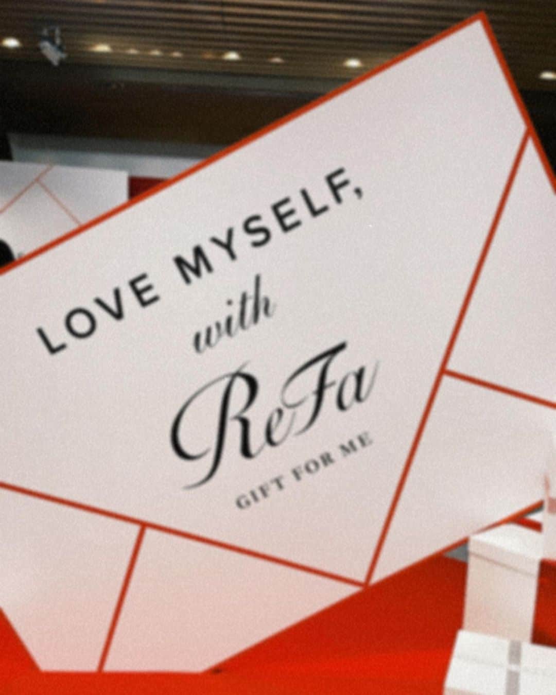 紗栄子のインスタグラム：「六本木ヒルズのヒルズカフェにてトータル美容ブランドの @refa_mtg がイベントを開催するとのことで、早速行ってきました🏃‍♀️🎀🫧💫  MTG製品が好きな私としてはチェックしないわけにはいかないイベントで、「LOVE MYSELF, with ReFa」をテーマに、リファのすべてのラインナップが展示されており、私も知らない初めて出逢うアイテムも😍❤️‍🔥💫  もちろん私のお気に入りでYouTubeでも紹介した「ビューテック ドライヤースマート」や、最近替えてみてこれもトリコになっている「ファインバブル ピュア」というシャワーヘッド(ミストの水の柔らかさが衝撃的でその後の肌の柔らかさもびっくり😳)も現地で体験できるようになっていたので、11/4.5の2日間、近くにお立ち寄りのかたは是非お試しいただきたいです🚿✨🥰🫧  そしていよいよ、私は宮崎のPOPUPへ🥰✈️✨  明日は @nasufarmvillage のグッズや @allisonbrown_closet のアイテムをご購入いただいた皆さんとの撮影会もあるので、本日は入念にスキンケアをしていきたいと思います🥰🩵🫶🏻🫧📸💅」