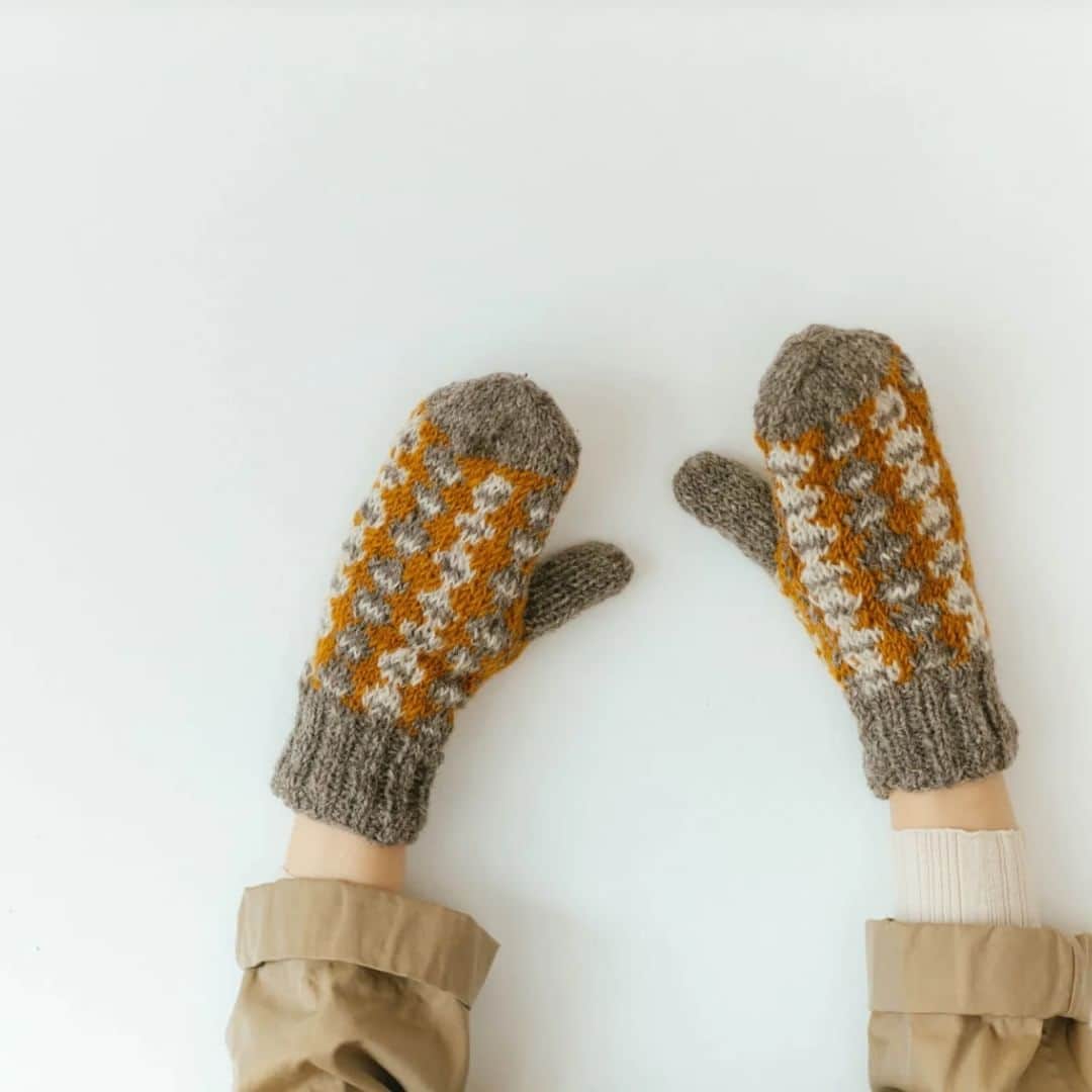 オルネ ド フォイユのインスタグラム：「冬小物の出番です〜🧶   ここ最近、夜はすっかり冬の気配‥  手袋や帽子など恋しくなってきました。   ちょうどオルネでも冬小物が出揃いました。  ニット素材のもこもこは なんとも可愛く 毎年買い足してしまうのは私だけでしょうか？   ❄️   　　❄️   ❄️   ご紹介アイテム⛄️  ・別注 フォークロアミトン手袋  ・別注 アランミトン手袋  ・odds 2WAY FLY CAP  ・odds MOHAIR FLY WATCH  ・odds ミトン手袋  ———————————————  ●商品詳細は プロフィールのリンクからご確認ください。 👉@ornedefeuilles  ※オンラインショップと不動前店の取扱い商品は異なります。  #冬小物 #秋冬ファッション #手袋 #ミトン手袋 #ニット #暮らしを楽しむ #心地よい暮らし #丁寧な暮らし #ornedefeuilles #オルネドフォイユ」