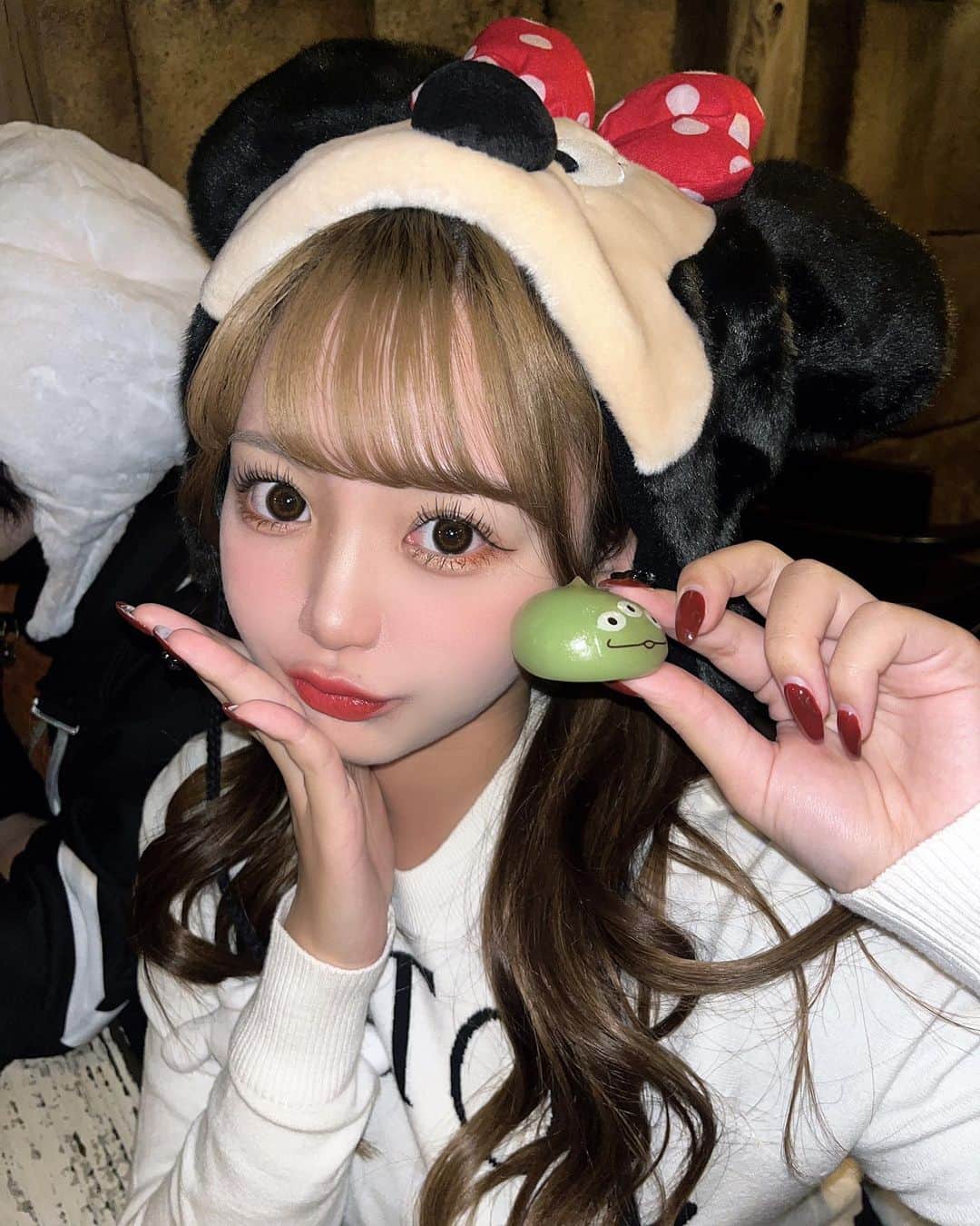 山本姫香のインスタグラム：「絶対ディズニー行ったらリトルグリーンマンで写真撮っちゃう☁️  まつ毛は安定に　@mm__minami さんにお願いしてます！ した直後に写真が盛れる💞」