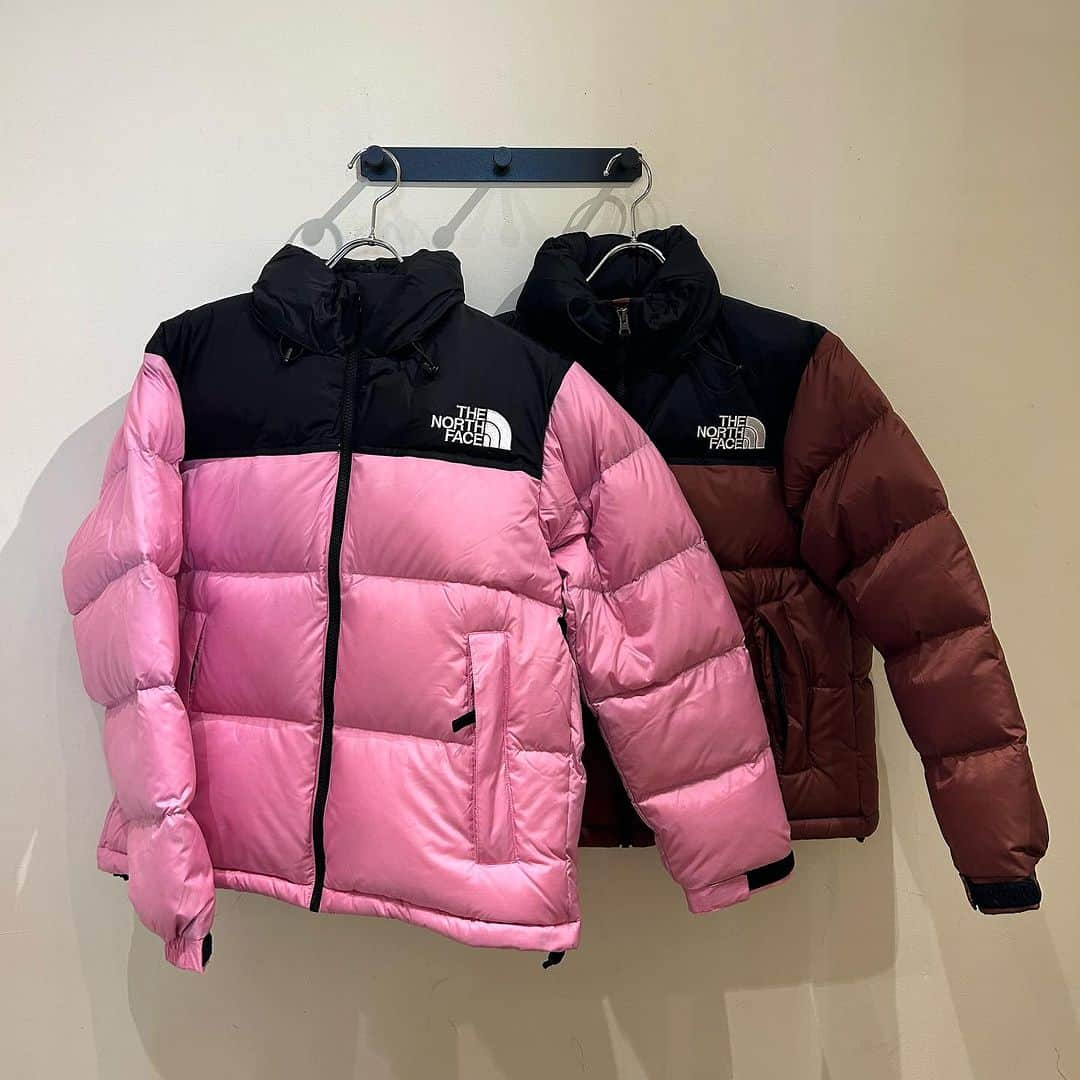 SUNDAY MOUNTAINさんのインスタグラム写真 - (SUNDAY MOUNTAINInstagram)「・ 【NEW ARRIVAL】  THE NORTH FACEから ヌプシジャケットが入荷しました。  定番のヌプシジャケットから 無線色素材を使用したアンダイドヌプシ 女性らしさのあるショートヌプシジャケットなど バリエーション豊富に取り揃えております⛄️  ▶︎THENORTHFACE ・Short Nuptse Jacket(着用画像あり) ¥38,500 ・Nuptse Jacket ¥38,500 ・Uudyed Nuptse Jacket ¥41,800  在庫状況については、店頭またはDMにてお問い合わせください。  #thegate  #sundaymountain」11月3日 17時44分 - sundaymountain