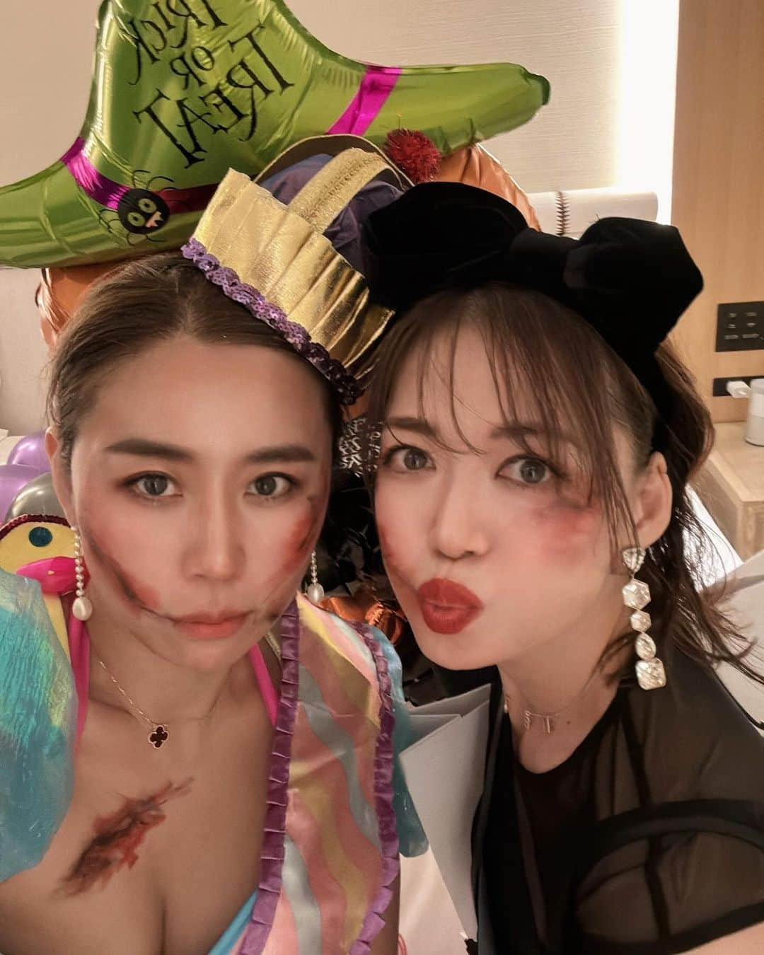 光杉真理子さんのインスタグラム写真 - (光杉真理子Instagram)「• • 久しぶりのハロウィンパーティ🎃  w/ @megumi_koshiba   めぐみちゃん、@stellarhollywood のリボンターバン  してくれてた❤️  私のearringsも、ステラハリウッド。  全身バナナで沖縄に挑もうかと思ったが、めぐみちゃんに  まりちゃんのケイティペリーが見たいな♡と言われ  路線変更した。😂  カリフォルニアガールにしたよ🧁💕  メイクは、めぐみちゃんがハロウィンメイクしてくれた👻  どんだけ器用なんだ。  そして、一緒にお誕生日のお祝いができてすごく  嬉しかった😍  また、来年も一緒にお祝いしよう🥂✨  produce by @maisonmegumi_jp   #halloween #halloweenmakeup #halloweencostume #ハロウィン　#ハロウィンコスプレ #ハロウィンパーティー #maisonMEGUMI #idealuce #stellarhollywood」11月3日 17時44分 - mariko_yata_