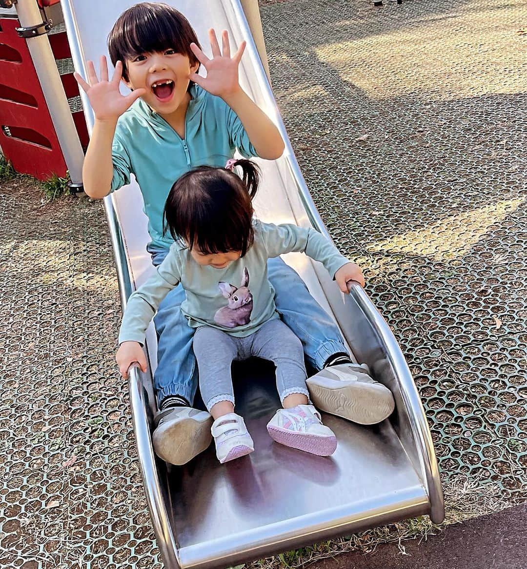 恒松あゆみさんのインスタグラム写真 - (恒松あゆみInstagram)「ファストフードをテイクアウトして、公園へお出かけ。  レジャーシートを敷いてピクニック気分を満喫してきました。  息子は走りまくり、娘は果敢に遊具に挑戦し、私は遊具で頭を強打するという金曜日でした(笑)。   #たんこぶできた #いたい   #公園 #金曜日」11月3日 17時44分 - amyonn