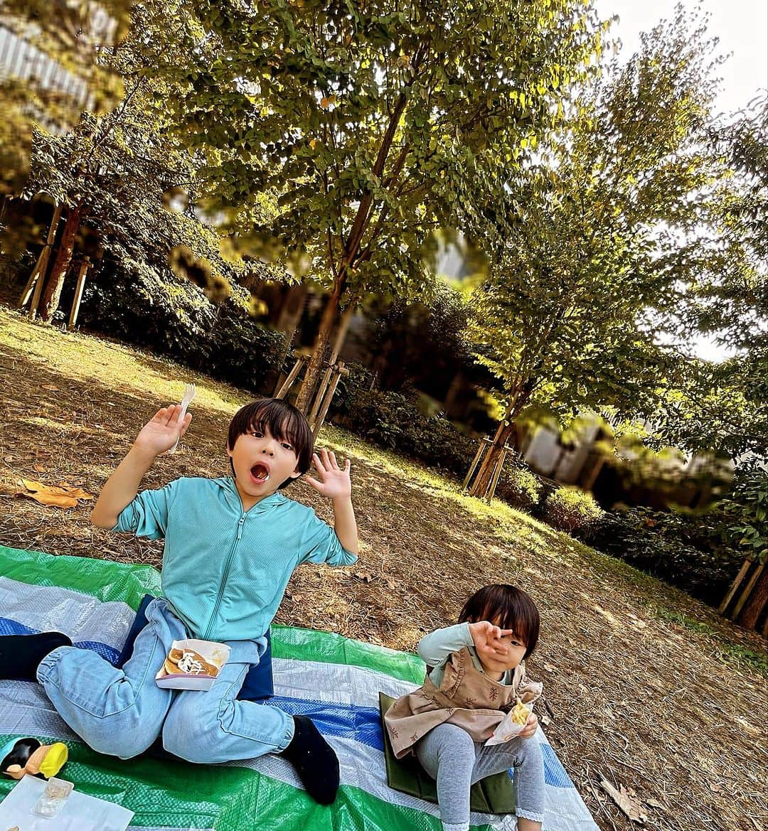 恒松あゆみのインスタグラム：「ファストフードをテイクアウトして、公園へお出かけ。  レジャーシートを敷いてピクニック気分を満喫してきました。  息子は走りまくり、娘は果敢に遊具に挑戦し、私は遊具で頭を強打するという金曜日でした(笑)。   #たんこぶできた #いたい   #公園 #金曜日」