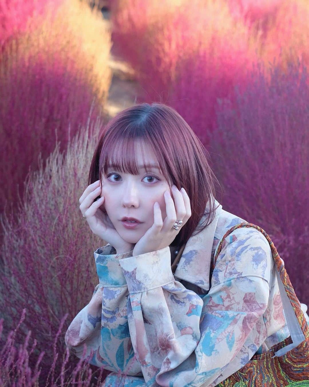 神成藍子さんのインスタグラム写真 - (神成藍子Instagram)「コキアを見にドイツ村に行ってきました コキアの色味ってたまらなく可愛い♥♡ セットアップとスカーフとイヤリングは自作です！スカーフにビーズをキラキラ散りばめたのがとってもお気に入り🥰💗  #コキア #kochia #ドイツ村 #セットアップ #スカーフアレンジ  #手作り服 #ハンドメイド大人服 #ハンドメイド服 #sewing #sewinglove」11月3日 17時46分 - kanna_nijimura