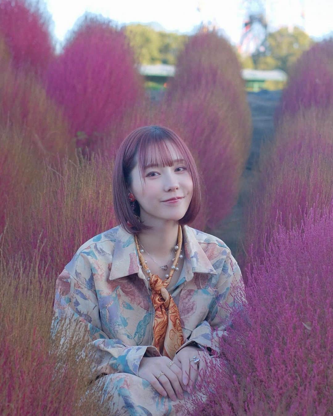 神成藍子さんのインスタグラム写真 - (神成藍子Instagram)「コキアを見にドイツ村に行ってきました コキアの色味ってたまらなく可愛い♥♡ セットアップとスカーフとイヤリングは自作です！スカーフにビーズをキラキラ散りばめたのがとってもお気に入り🥰💗  #コキア #kochia #ドイツ村 #セットアップ #スカーフアレンジ  #手作り服 #ハンドメイド大人服 #ハンドメイド服 #sewing #sewinglove」11月3日 17時46分 - kanna_nijimura