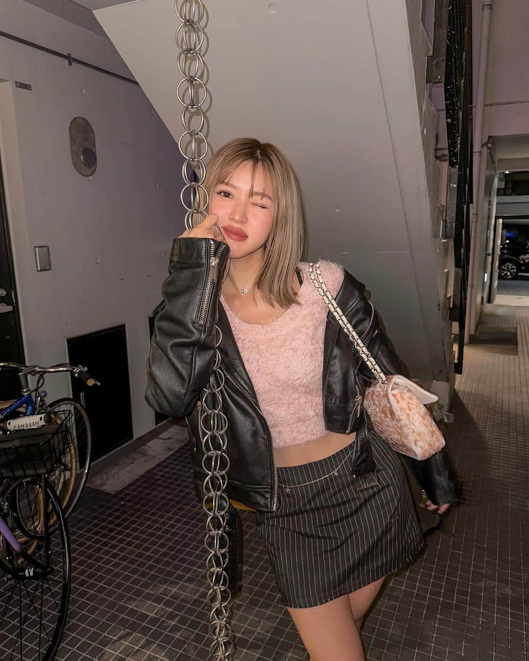 Meeのインスタグラム：「んふふ、ふんわりぴんき〜💗💗  みつこはピンクの気分だってお🧏🏼‍♀️ あなたの気分はなにいろかちら💗  グレーもかあちいよね、ブルーもすこ みんなちがってみんなかあいい🫶🏻  #よっぱみたいなキャプ #めちゃめちゃシラフ💁🏼‍♀️ #なんならミルクチーのんでる💁🏼‍♀️ #変  #ピンクコーデ #ライダースジャケット #夜カフェ」