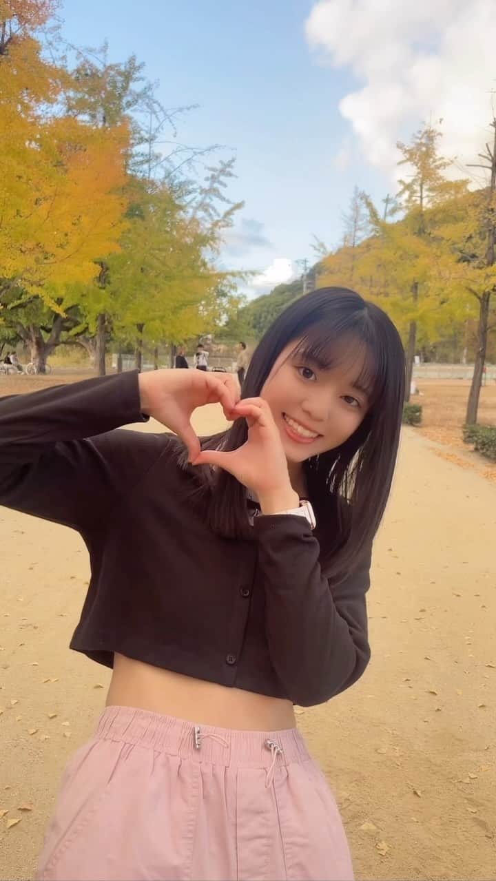 のインスタグラム：「綺麗な銀杏並木で踊るの楽しかった～🕺🩵  #松島かのん #制コレ22 #準グランプリ #リール #動画 #リール動画 #銀杏並木 #愛媛 #黒髪 #セミロング #jk #ljk #17歳 #06 #follow #followme」