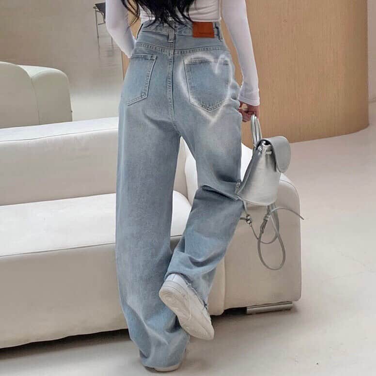 3rd Spring Official Instagramのインスタグラム：「大人気のデニムパンツ👖🤍  🏷 Back Heart High-waist Wide Denim Pants  後ろ部分にプリントされた スプレーペイント風のハートが可愛い…🫶🏻 オールシーズンで着れる🙆🏻‍♀️✨  @3rdspring_official ZOZOTOWNにて発売中🧸 ブランド品番：bei-23p-007で検索🔍  ----------  #3rdspring #セレクトショップ #beidelli #ベイデリー #韓国ブランド #韓国通販 #韓国 #韓国ファッション #韓国コーデ #ファッション #レディースファッション #レディースコーデ #レディース服 #新作 #新作アイテム #秋新作 #プチプラ #プチプラファッション」