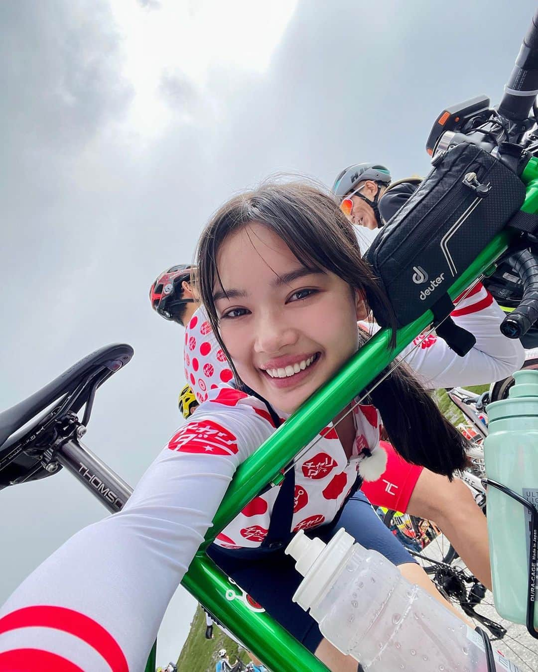 新井舞良のインスタグラム：「今日11/3よる9:30〜 #NHKBS1 #チャリダー 乗鞍スペシャルだよー🚲 今年も、あのキツすぎる山、全長20.5㎞、標高差1,260ｍ、平均勾配6.1％、酸素激薄の、乗鞍ヒルクライムに挑戦しました。🚲  本当に本当に苦しく、最高に最高に楽しむことができました！ 楽しむ心を持って挑戦することが、1番大事なのだと思いました。 緊張やプレッシャーを強く感じると自分が崩れてしまい、体はカチコチに固まり、これから登るというのに、手も足も震えて、不安な気持ちで溢れていました。 前日も眠れず、真っ青な顔だった私に、オリンピック選手の金子広美さんが 「不安？ダメダメ！リラックスだよ！"楽しむ"って10回唱えて。」とアドバイスして下さり、ハッとしました！ リラックスして、結果にこだわらず、楽しみに行くんだ〜🎵という気持ちにスイッチしてみると、一気に心が軽くなり、ベストパフォーマンスに導いてくれました。そして何よりも、本当に楽しかったです。最高の経験をさせて頂きました。❤️  乗鞍岳さん、相棒のグリーンバイク、素敵なアドバイスをくれた #金子広美 さん、スタート直前に電話で「Just enjoy」と言ってくれた父、一緒に闘ってくれた #うじきつよし さん、坂バカ部のメンバー、チャリダーのスタッフの皆さん。そしてレース中に自分もキツい状況なのに沢山あたたかい言葉や応援のメッセージくれた自転車乗りの皆さん、心から感謝の気持ちでいっぱいです。ありがとうございました❤️」