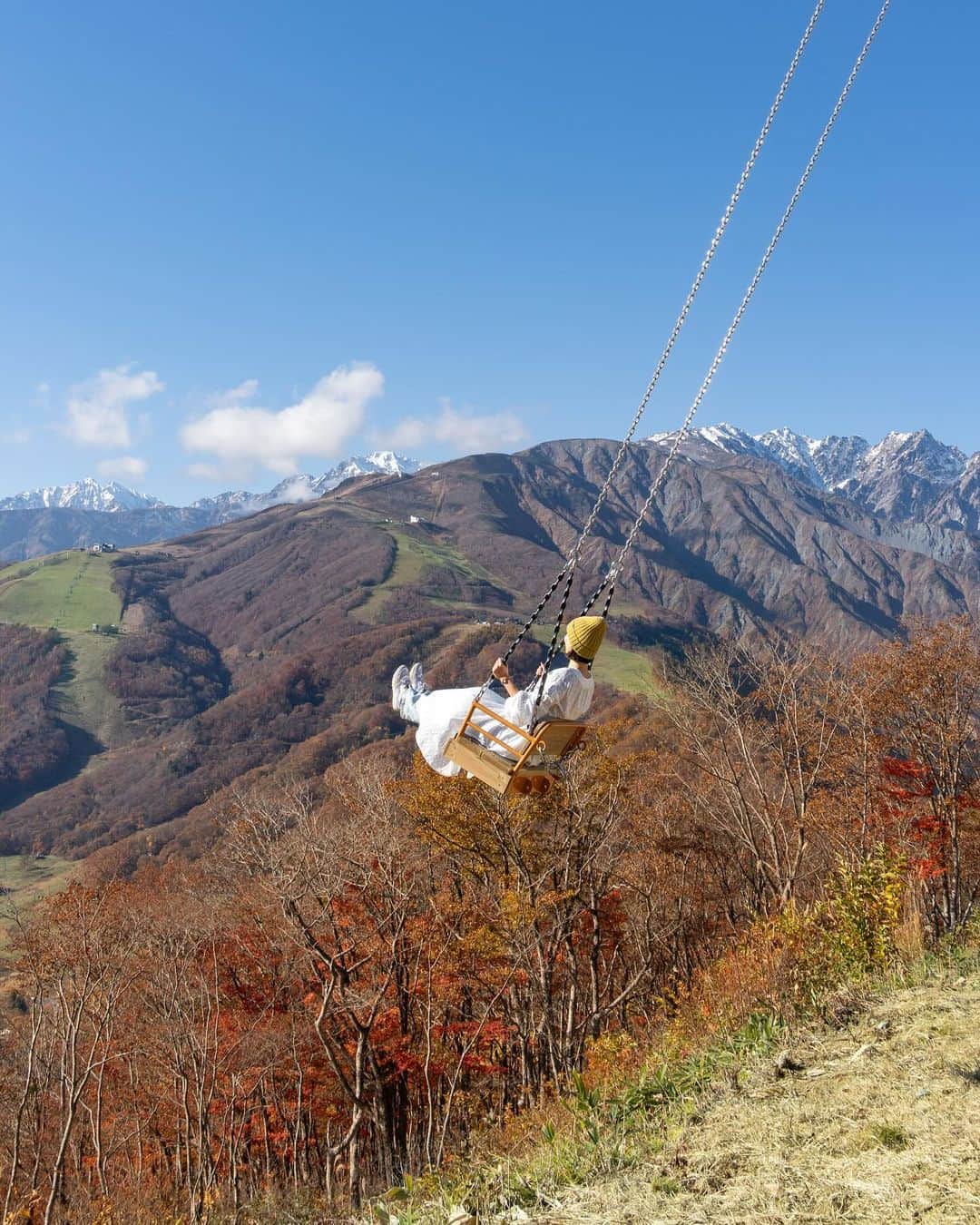 詩歩のインスタグラム：「“北アルプスの少女ハイジ”になれちゃう絶景ブランコ！ One of the largest swing newly opened at #HakubaMountainHarbor !   白馬マウンテンハーバーに新しくOPENしたブランコ、#白馬ジャイアントスウィング ！   日本初の巻き上げ式ブランコで、高さ10mまで吊り上げてリリースされるから、もう本当に大迫力！！こんなにちゃんと作られてるブランコ、日本ではほかに見たことないかも。  2つ目に動画をアップしてるからぜひ見てね😂 実際に乗ってみると、最初にかかるGがものすごい笑  絶叫して疲れたら、隣にあるカフェ #Chavaty で白馬店限定のクロモジを使ったドリンクとスコーンでほっこり癒されましょう♡  ひとつ前にUPしたテラスがあるところからリフトで下るんだけど、料金はゴンドラのチケットに含まれてるからこちらもぜひ！  2023年のグリーンシーズンの営業は11月12日まで。  長野県の写真はこのタグでまとめています / Posts of this area can be found in this tag.→ #shiho_nagano   This is the first wind-up swing in Japan, and it is suspended up to 10 meters high and released, so it is really powerful! I don't think I've ever seen such a well-made #swing anywhere else in Japan.  The second video is uploaded below, so be sure to check it out 😂  After you get tired of screaming, you can relax at Cafe Chavaty next door with a drink and scones made with kuromoji (a Japanese black maple), which is only available at the Hakuba branch! The lift takes you down from the terrace I uploaded one time before, but the lift fee is included in the gondola ticket.  📷31st Oct - 1st Nov 2023 📍長野県 白馬マウンテンハーバー / Hakuba Mountain Harbor, Nagano Japan     ©︎Shiho/詩歩」