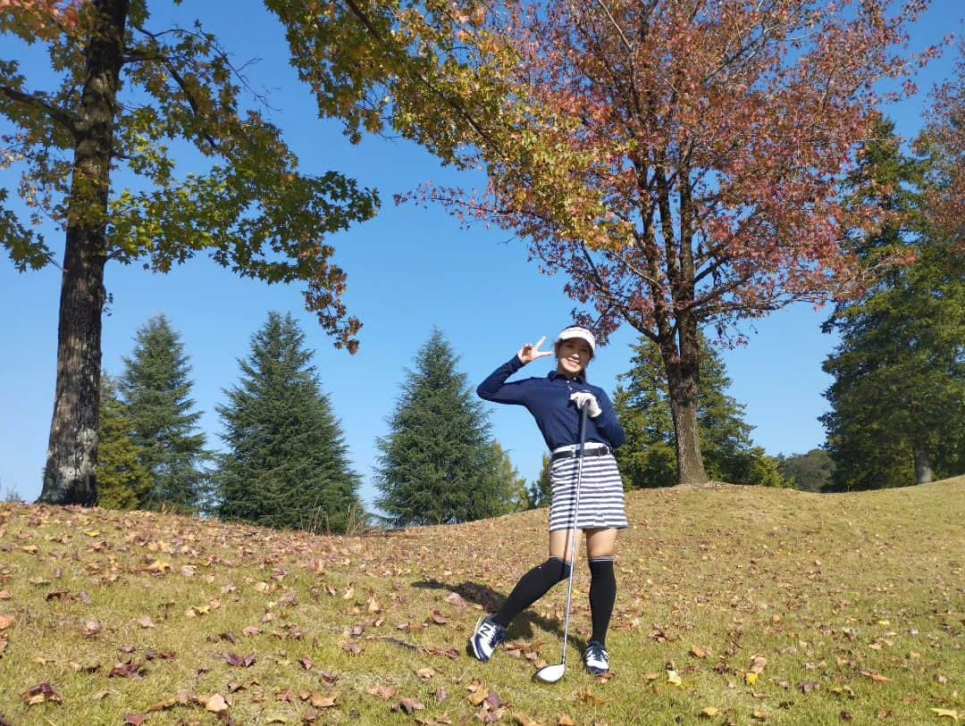 才木玲佳のインスタグラム：「i played golf with my father and his friend. leaves began to turn red🍁🍁🍁」