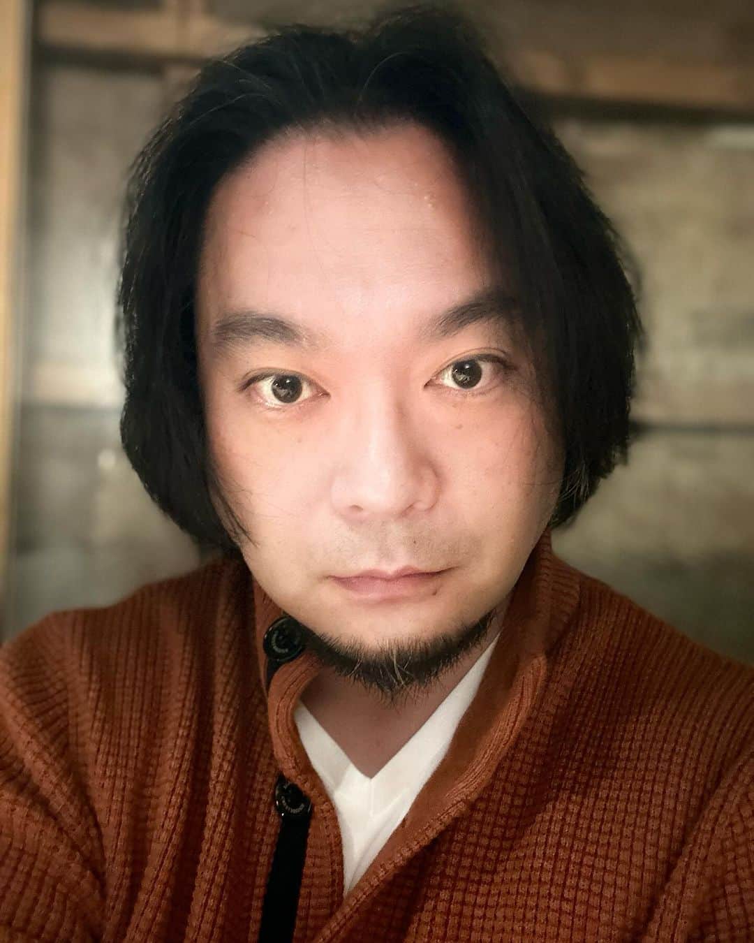 藤沢文翁さんのインスタグラム写真 - (藤沢文翁Instagram)「分かります？ 髭ともみあげだけに白髪が出たんです。面倒なんで、染める気にもなれない場所です。白髪って。。。。」11月3日 17時51分 - fujisawabun_o