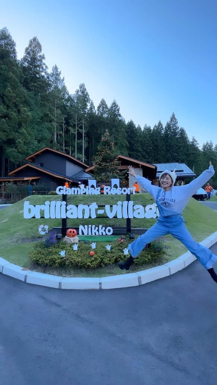 桑原茉萌のインスタグラム：「ブリリアントヴィレッジ日光でグランピング🏕️🌞  親友と泊まりに行ったグランピング施設が最高すぎた✨ 大自然はもちろんなんだけど何がすごいって敷地内に滝があるの🌊 滝の音を聞きながらテラスで飲むコーヒーが絶品すぎた😋☕️  グランピング施設って温度管理が難しいイメージもあったんだけど、ここは冷暖房もガッツリ完備されてて終始快適に過ごすことができたし、ご飯の量にもビックリ‼️特にお肉すごくない⁉️ 2人でこの大きさのお肉を食べるなんて贅沢すぎたし幸せだった❣️  おもてなしの精神もすごくて、色んなところで写真を撮ってくれたり、焚き火のブースに火の精霊がいて火を使ったマジック(青い火の焚き火って見たことある？💙)も見せてくれたり、アメニティも豊富で女子の心が分かりすぎててビックリしたし思い出も沢山できた🥹❣️  朝日も最高すぎて、こんなに気持ちい早起きができたのも久しぶりで最高なリフレッシュ旅ができました🌿  愛犬と泊まれる部屋もあったからわんちゃんと旅行したい人にもめちゃくちゃオススメ🌈アクティビティの電動バイクが空気と自然が気持ち良すぎて最高すぎたから泊まり行くなら絶対体験して🚲💨  バスガイドの頃の思い出の地、日光でのんびりとした過ごし方が出来て大人になった自分を感じました😌✨  #日光#日光旅行#日光観光#日光浴#グランピング#グランピング女子会#グランピングキャンプ#brilliantvillagenikko#ブリリアントヴィレッジ日光#fyp#pr#女子旅#キャンプ」