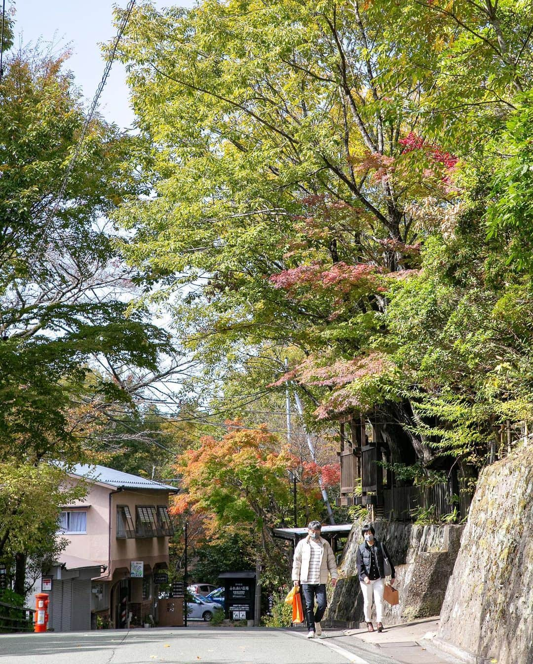 黒川温泉さんのインスタグラム写真 - (黒川温泉Instagram)「黒川温泉街の紅葉  暦の上では、二十四節気「霜降」になりました。その名の通り霜が降りる頃、南小国町は朝夕は気温がぐっと下がってきています。ここ最近は例年よりも1度ほど気温が低く観測されているようです。  気温が下がると樹木の葉は生存のために紅葉します。温泉街の木々たちも赤や黄色、緑と色鮮やかな様相を呈していました。  秋は露天風呂に最適な季節です。彩り豊かな景色のなか露天風呂で体を温め、地産の料理を堪能し、心身ともに安らかにお過ごしください。お越しの際は暖かな格好でお越しくださいね♨️  #黒川温泉 #温泉 #阿蘇 #露天風呂 #南小国 #旅館 #湯めぐり #温泉めぐり #hotsprings #ryokan #japantrip #Japanesestyleinn #onsenryokan #kurokawaonsen #aso  #onsen #黒川温泉でできること #紅葉デート #紅葉巡り」11月3日 17時53分 - kurokawaonsen