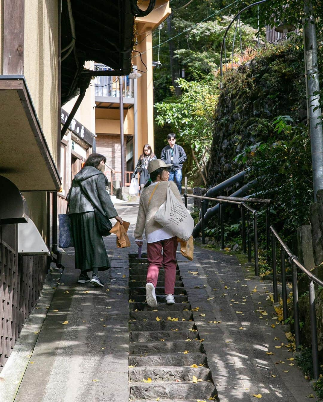 黒川温泉さんのインスタグラム写真 - (黒川温泉Instagram)「黒川温泉街の紅葉  暦の上では、二十四節気「霜降」になりました。その名の通り霜が降りる頃、南小国町は朝夕は気温がぐっと下がってきています。ここ最近は例年よりも1度ほど気温が低く観測されているようです。  気温が下がると樹木の葉は生存のために紅葉します。温泉街の木々たちも赤や黄色、緑と色鮮やかな様相を呈していました。  秋は露天風呂に最適な季節です。彩り豊かな景色のなか露天風呂で体を温め、地産の料理を堪能し、心身ともに安らかにお過ごしください。お越しの際は暖かな格好でお越しくださいね♨️  #黒川温泉 #温泉 #阿蘇 #露天風呂 #南小国 #旅館 #湯めぐり #温泉めぐり #hotsprings #ryokan #japantrip #Japanesestyleinn #onsenryokan #kurokawaonsen #aso  #onsen #黒川温泉でできること #紅葉デート #紅葉巡り」11月3日 17時53分 - kurokawaonsen