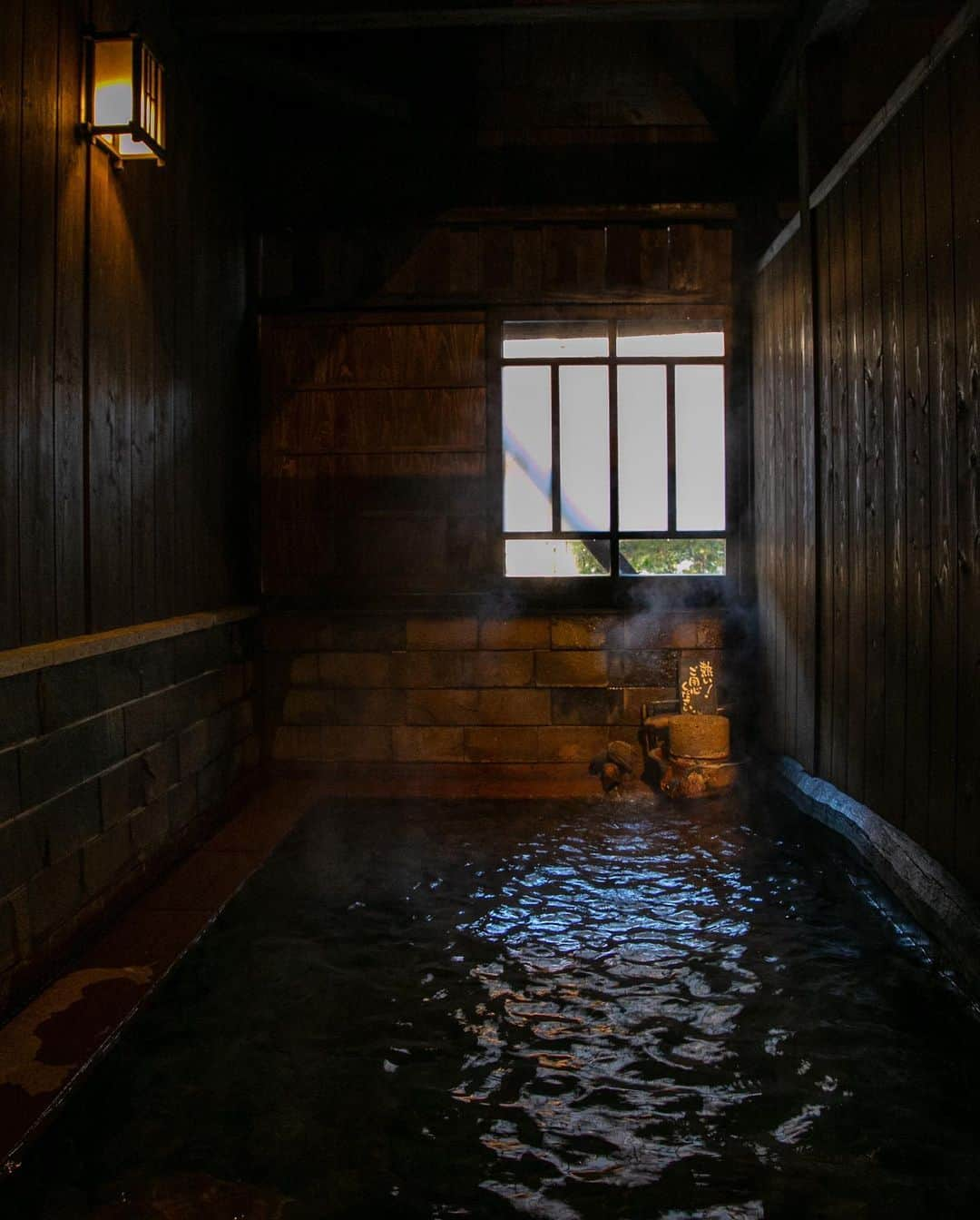 黒川温泉さんのインスタグラム写真 - (黒川温泉Instagram)「黒川温泉街の紅葉  暦の上では、二十四節気「霜降」になりました。その名の通り霜が降りる頃、南小国町は朝夕は気温がぐっと下がってきています。ここ最近は例年よりも1度ほど気温が低く観測されているようです。  気温が下がると樹木の葉は生存のために紅葉します。温泉街の木々たちも赤や黄色、緑と色鮮やかな様相を呈していました。  秋は露天風呂に最適な季節です。彩り豊かな景色のなか露天風呂で体を温め、地産の料理を堪能し、心身ともに安らかにお過ごしください。お越しの際は暖かな格好でお越しくださいね♨️  #黒川温泉 #温泉 #阿蘇 #露天風呂 #南小国 #旅館 #湯めぐり #温泉めぐり #hotsprings #ryokan #japantrip #Japanesestyleinn #onsenryokan #kurokawaonsen #aso  #onsen #黒川温泉でできること #紅葉デート #紅葉巡り」11月3日 17時53分 - kurokawaonsen