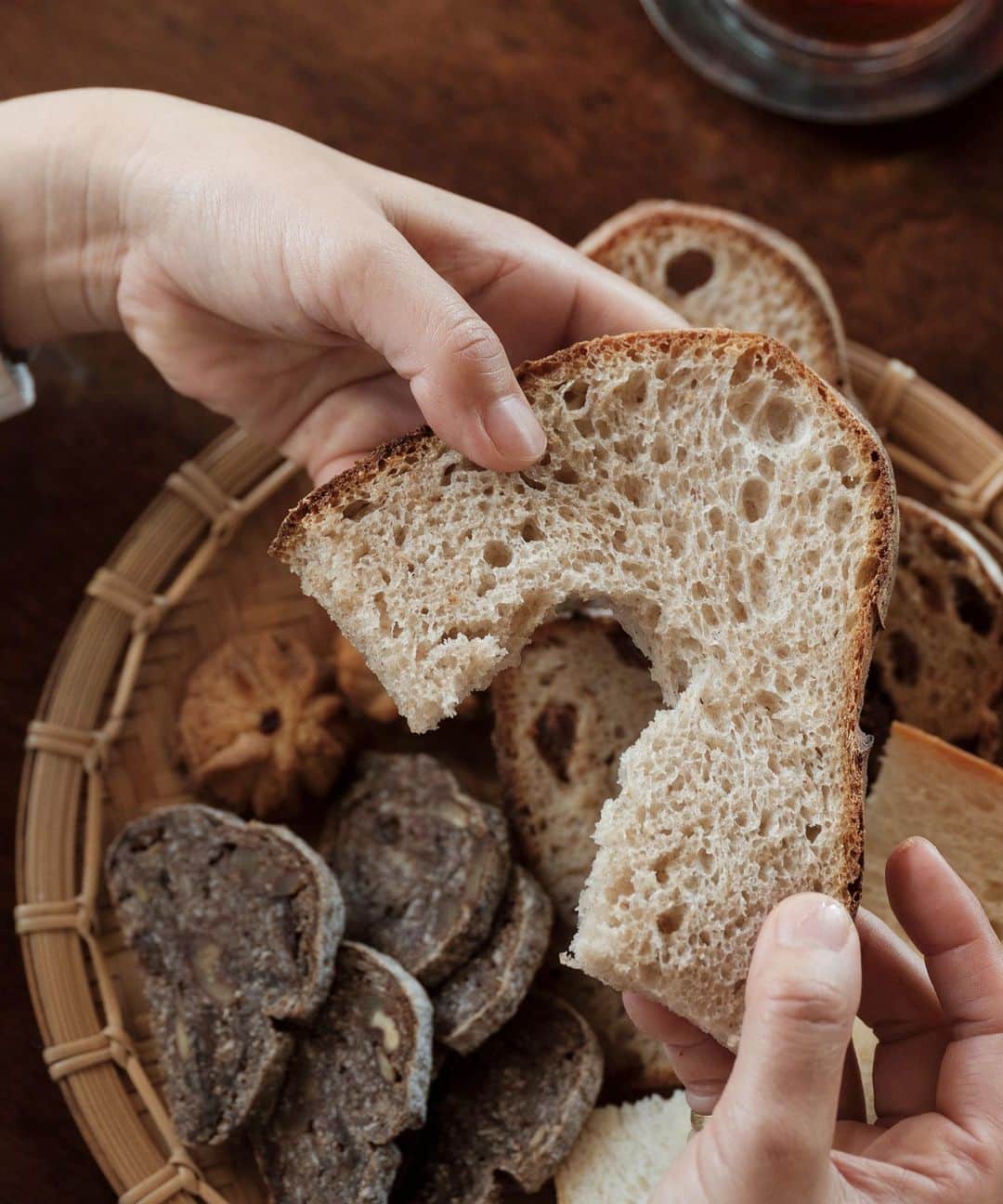 のインスタグラム：「季節ごとの顔があるわざわざのパン。ゆっくりとのんびりと生地が発酵する冬のパンは、少し身が引き締まった蛋白な味になります。  酸味も少なく控えめな味は、ビーフシチューなどのこっくりとした料理によく合います。  ・  パンは生き物です。パン生地の中にある酵母は微生物の一種なので、呼吸をしたり、餌を食べたりしながら生きています。日々のデータを基にして酵母の状態を細めにチェックし、おおよその状態をつかみながら、季節によって違いを持ったパンを今日も販売しています。  季節に応じたパンの味は、自然そのものを体感しているような気がしています。いい塩梅に膨らんでくれよと願いを込めて、明日へと送り出しています。  ・  オンラインストアではただいま 「わざわざのパンとシュトレンのセット」を販売中です。  週末の朝食にはパン、お茶の時間にはシュトレン、などなど、 色々な楽しみ方でわざわざの冬の味を楽しんでいただけたら嬉しいです。  ・・・・・・・・・・・・・・・  #パンと日用品の店わざわざ #わざわざ #wazawaza #わざわざパン #東御市パン屋 #長野パン屋」