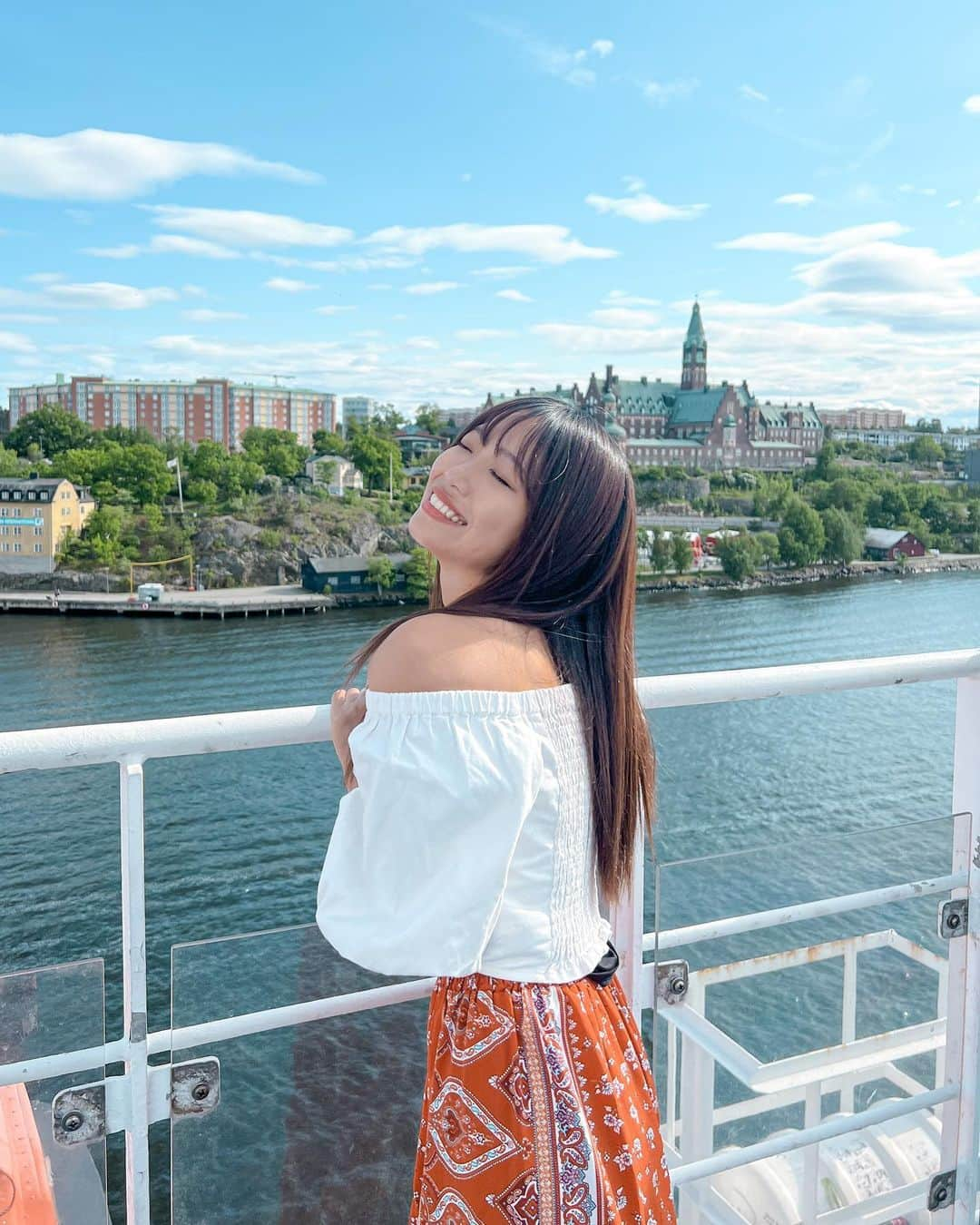 溝呂木世蘭のインスタグラム：「スウェーデンからフィンランドは船で国境越え！  📍viking line grace  船で一泊するんだけど、 個室で、ビジネスホテルくらいの広さがあって、 船内ににはスーパー、レストラン、バー、パフォーマンスステージ、そしてサウナにスパまであったよ！😂  国と国の間の川みたいな海を最初は走っていくから、 最初のしばらくは陸が見えて街並み見えたり可愛かった♡  １日じゃ回りきれないくらい大きくて快適で楽しかった！！  ちょっと時間はかかるけど、ベッドで寝れて、楽しめて なのに飛行機よりお得に行けちゃうから 船での国境越えすごくいいなって思った🫶🫶🫶  #フィンランド#スウェーデン#ストックホルム#ヘルシンキ#サウナ#スパ#船旅#クルージング#海外旅行 #旅行コーデ #旅行好き#旅好き#タビジョ#旅するように暮らす」