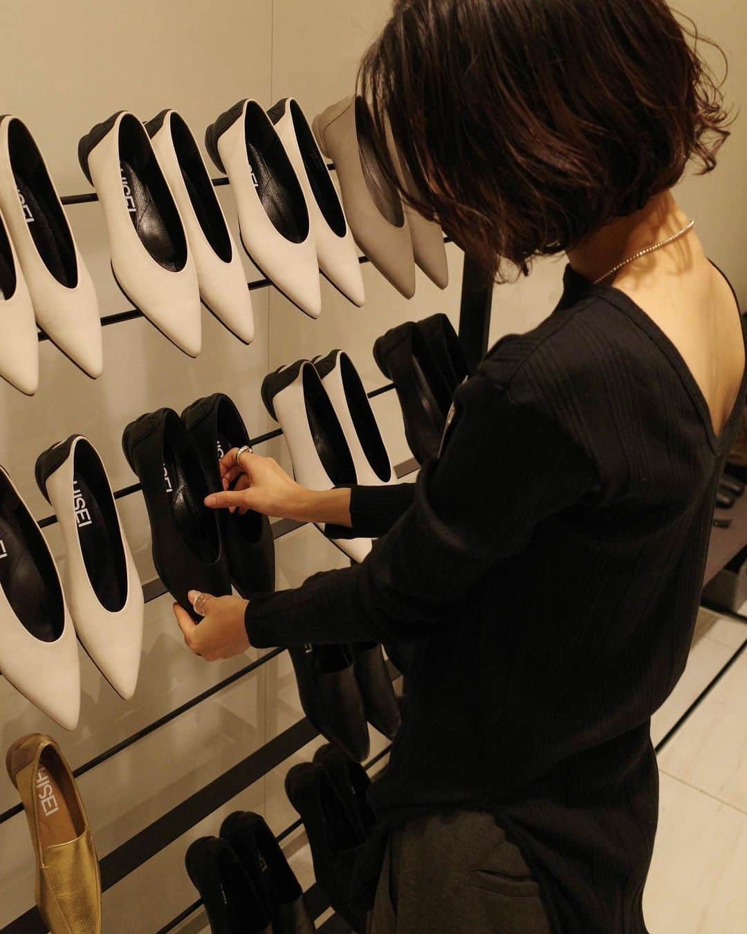 原田ゆかのインスタグラム：「@shisei_shoes さんのpopupへ  "見た目の美しさ"と 女性の足の悩みを解決してくれるSHESEIさんのシューズ 初めて履かせてもらった時に 足が一枚皮に包まれているような感覚を覚えた。  ONENESS HEEL SYSTEM、 登山靴などでも有名なVibram社と共同開発して、かかとを包むように柔らかいラバー素材を使うことで靴擦れ予防にも繋がりしかも特許権も取得しているとのこと…‼︎🙌  更に私が嬉しかったのは、 自然と正しい姿勢に立てるように開発された木型で、内転筋を自然に使えるようになっていたり、外反母趾の方の負担も減らすような形にもなっていると…！その形にすることってすごく難しいことなんですって…！！  フォルムも美しくて足にもいいことづくめってもう...✨　デザイナーの山根さんの想いがとっても伝わってくる 素敵な靴と共に、軽やかに今を生きる大人女子に向けた素敵なブランドでした…！POPUP開催中です♡   SHISEI POP UP STORE 11/1wed〜11/7tue  伊勢丹新宿　本館2F 婦人靴　メインプロモーション  #SHESEI#シーセイ#PR」