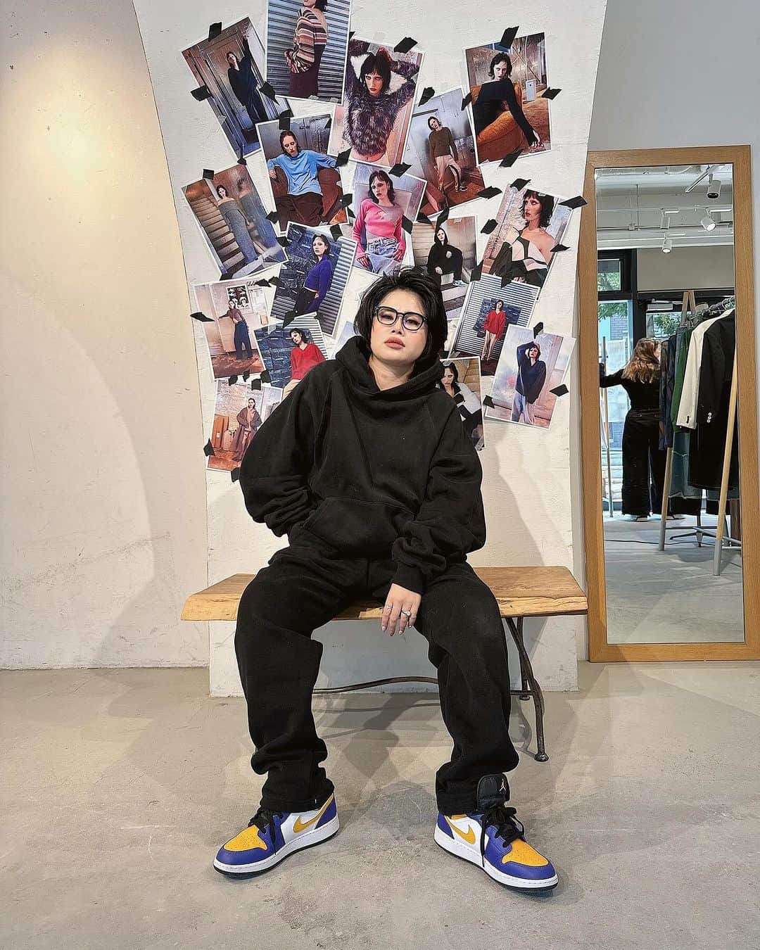 金子若菜のインスタグラム：「⠀ 今週もおつかりーっした。 さすがに疲労困憊。  ⠀ WONEMの展示会の時も着てたけれど、 EVRISの展示会の私服もこのセットアップ。 そういえば優樹菜も昨日着てくれてたな。  やっぱりうちのスウェット最高ぉぉぉぉぉぉ！！！ 予約から即納に切り替わってるにょ。  ※きっと鏡に映ってるのは久保。  #WONEM」