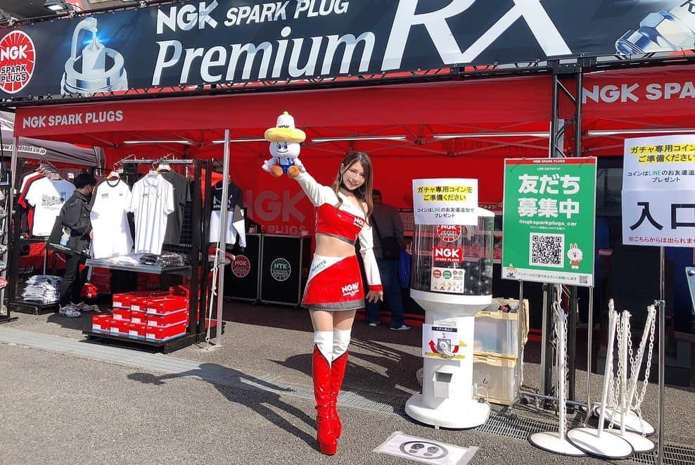 葉月美優さんのインスタグラム写真 - (葉月美優Instagram)「SUPER GT 最終戦 モビリティリゾートもてぎ🏁  私が応援する GT500クラス 3号車 Niterra MOTUL Zは  Rd.1 / 2位 Rd.2 / 5位 Rd.3 / 4位 Rd.4 / 1位 Rd.5 / 12位 Rd.6 / 9位 Rd.7 / 3位  という結果で、現在ランキング2位です。  はあぁ、ついに決着がつきますね。 わくわくしつつも、めちゃめちゃドキドキします…。  そして、本当にシリーズチャンピオンになってほしい気持でいっぱいです！  最終戦はいつも説明している勝った分積まれるサクセスウエイトがクリアになります。 重さがなくなったNISSAN Z GT500は速いはず。  まずは明日の予選、上位を目指して。 GT500クラス 3号車 Niterra MOTUL Zの応援をよろしくお願いいたします💕  そして、NISMOブースやPIT WALKなどイベントもお待ちしていますね(*´ω｀*)✨  日柱は温かいかもしれませんが、朝晩は冷え込むので防寒をしっかりして楽しんでください。  NGKスパークプラグブースにも寄ってくださいね🫶 私も行きますっ！！  ┈◌.ﾟモビリティリゾートもてぎ𓈒𓏸𓈒𓐍   ┈┈┈┈┈┈┈┈┈┈┈┈┈  モビリティリゾートもてぎは、MotoGPも開催される、世界的にもブレーキングがハードとされるテクニカルサーキットです。  見ようと思えば、全箇所見ることができます✨ ただ、SUPER GTがどこが立ち入り禁止なのかわからず、しっかりお伝えできず申し訳ないです。  私のおすすめは、やっぱり高速域からのハードなブレーキングでコーナーに入っていくのが見えるエリアの特に 1コーナー、5コーナー、ヘアピン、90度コーナーです。 他にもハードブレーキングポイントはあります。  高速域の走りも見れるし、ハードブレーキからのスムーズにコーナーを攻めるテクニカルな部分が見れるのは面白いと思います♡  皆さんのほうがプロだとは思いますが、知らなかった方は、ぜひ参考にしてみてください。  ┈‪𓏸︎︎︎︎‬𓈒‪予選日スケジュール‪𓏸︎︎︎︎‬𓈒‪◌┈┈┈┈┈┈┈┈┈┈┈┈┈  9:25-11:10 ❥公式予選  11:25-1135 ❥スポンサーステージ  11:55-12:35 ❥PIT WALK  13:30-14:00 ❥NISMOブースイベント  14:53-15:03 ❥GT500 予選Q1 15:31-15:41 ❥GT500予選Q2  16:10-16:40 ❥Kid’s WALK  17:10-17:20 ❥RQステージ  ┈┈┈┈┈┈┈┈┈┈┈┈┈┈┈┈┈┈┈┈┈┈┈┈┈┈┈┈  #Niterra #NGKスパークプラグ #NGKスパークガール  #NiterraMOTULᏃ  #NISMO #NISSAN #GoGoNISSAN2023  #MOTUL   #SUPERGT #SGT #スーパーGT #SUPERGT2023  #racequeen #レースクイーン  #モビリティリゾートもてぎ #サーキットへ行こう  #サーキット女子  #サーキット走行  #岡山国際サーキット  #鈴鹿サーキット  #スポーツランドsugo  #オートポリス  #富士スピードウェイ」11月3日 17時58分 - miu_haduki