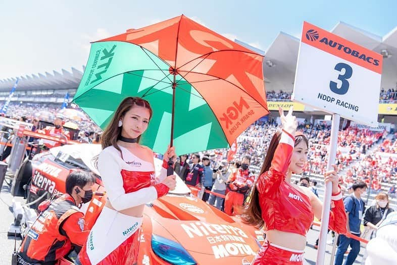 葉月美優さんのインスタグラム写真 - (葉月美優Instagram)「SUPER GT 最終戦 モビリティリゾートもてぎ🏁  私が応援する GT500クラス 3号車 Niterra MOTUL Zは  Rd.1 / 2位 Rd.2 / 5位 Rd.3 / 4位 Rd.4 / 1位 Rd.5 / 12位 Rd.6 / 9位 Rd.7 / 3位  という結果で、現在ランキング2位です。  はあぁ、ついに決着がつきますね。 わくわくしつつも、めちゃめちゃドキドキします…。  そして、本当にシリーズチャンピオンになってほしい気持でいっぱいです！  最終戦はいつも説明している勝った分積まれるサクセスウエイトがクリアになります。 重さがなくなったNISSAN Z GT500は速いはず。  まずは明日の予選、上位を目指して。 GT500クラス 3号車 Niterra MOTUL Zの応援をよろしくお願いいたします💕  そして、NISMOブースやPIT WALKなどイベントもお待ちしていますね(*´ω｀*)✨  日柱は温かいかもしれませんが、朝晩は冷え込むので防寒をしっかりして楽しんでください。  NGKスパークプラグブースにも寄ってくださいね🫶 私も行きますっ！！  ┈◌.ﾟモビリティリゾートもてぎ𓈒𓏸𓈒𓐍   ┈┈┈┈┈┈┈┈┈┈┈┈┈  モビリティリゾートもてぎは、MotoGPも開催される、世界的にもブレーキングがハードとされるテクニカルサーキットです。  見ようと思えば、全箇所見ることができます✨ ただ、SUPER GTがどこが立ち入り禁止なのかわからず、しっかりお伝えできず申し訳ないです。  私のおすすめは、やっぱり高速域からのハードなブレーキングでコーナーに入っていくのが見えるエリアの特に 1コーナー、5コーナー、ヘアピン、90度コーナーです。 他にもハードブレーキングポイントはあります。  高速域の走りも見れるし、ハードブレーキからのスムーズにコーナーを攻めるテクニカルな部分が見れるのは面白いと思います♡  皆さんのほうがプロだとは思いますが、知らなかった方は、ぜひ参考にしてみてください。  ┈‪𓏸︎︎︎︎‬𓈒‪予選日スケジュール‪𓏸︎︎︎︎‬𓈒‪◌┈┈┈┈┈┈┈┈┈┈┈┈┈  9:25-11:10 ❥公式予選  11:25-1135 ❥スポンサーステージ  11:55-12:35 ❥PIT WALK  13:30-14:00 ❥NISMOブースイベント  14:53-15:03 ❥GT500 予選Q1 15:31-15:41 ❥GT500予選Q2  16:10-16:40 ❥Kid’s WALK  17:10-17:20 ❥RQステージ  ┈┈┈┈┈┈┈┈┈┈┈┈┈┈┈┈┈┈┈┈┈┈┈┈┈┈┈┈  #Niterra #NGKスパークプラグ #NGKスパークガール  #NiterraMOTULᏃ  #NISMO #NISSAN #GoGoNISSAN2023  #MOTUL   #SUPERGT #SGT #スーパーGT #SUPERGT2023  #racequeen #レースクイーン  #モビリティリゾートもてぎ #サーキットへ行こう  #サーキット女子  #サーキット走行  #岡山国際サーキット  #鈴鹿サーキット  #スポーツランドsugo  #オートポリス  #富士スピードウェイ」11月3日 17時58分 - miu_haduki