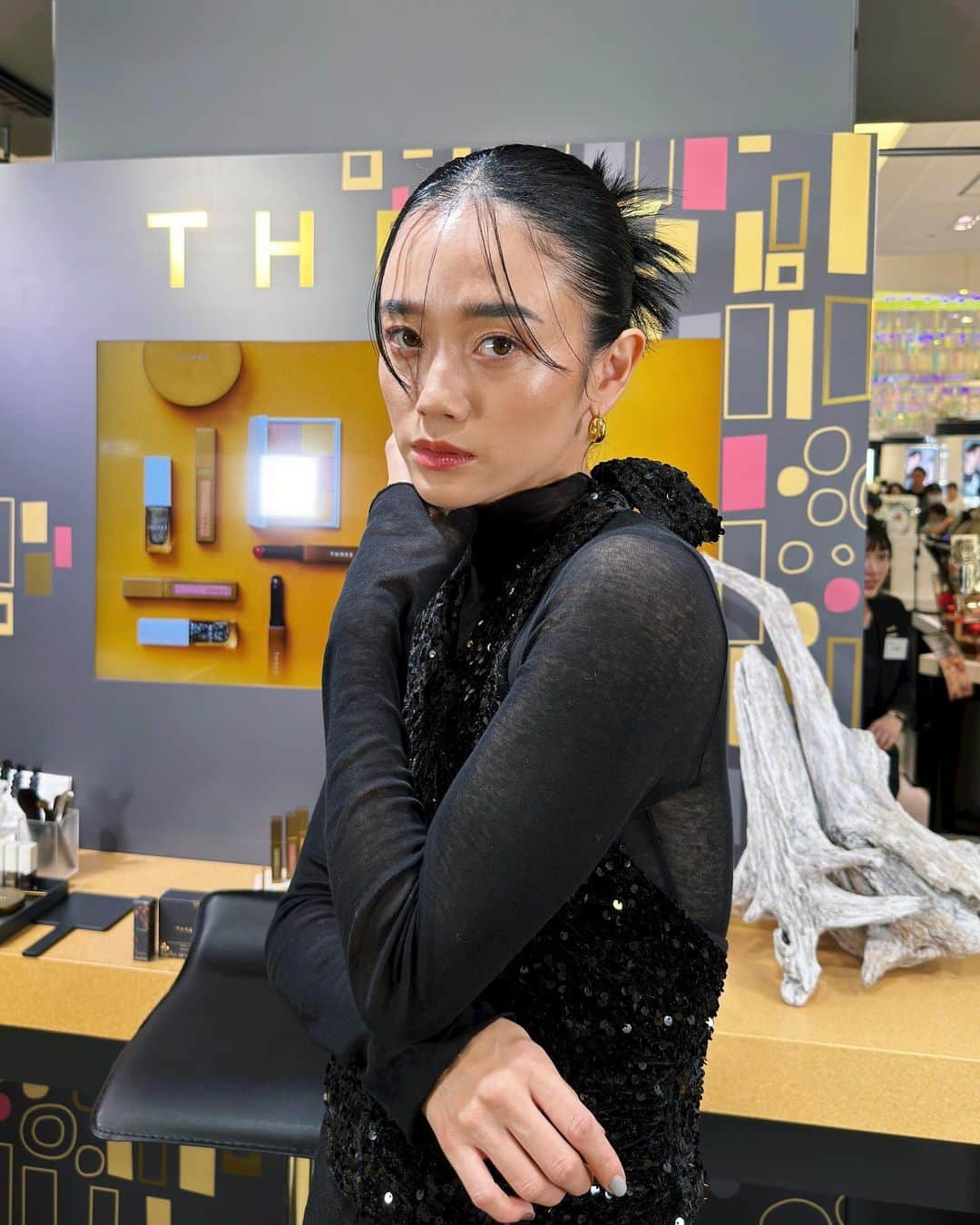 のインスタグラム：「THREEの2023HOLIDAY COLLECTION🎄 西武池袋で行われた @yuta_0925 によるMakeUP Showの モデルとして参加させていただきました💄✨  ゴールドのラメが入っているので 全ての色が肌馴染みがよく ナチュラルな輝きをもたらしてくれる コスメ達でプロにメイクしてもらって盛れた🫶  シャドーパレットもイチオシだけど パウダーが本当にガッツリつけても しっかり肌に潤いが残って艶感も出て 乾燥もしなくて本当よかった‼️  ティント入りのリップも自然な血色を 出してくれるので すっぴんの時にも使えそうで ヘビロテになる予感🥺💄  オススメばかりなので 是非チェックしてみてね♡  お越し頂いた皆様ありがとうございました🩷🩷🩷  @threecosmetics  #Three2023HolidayMakeupCollection #PR」