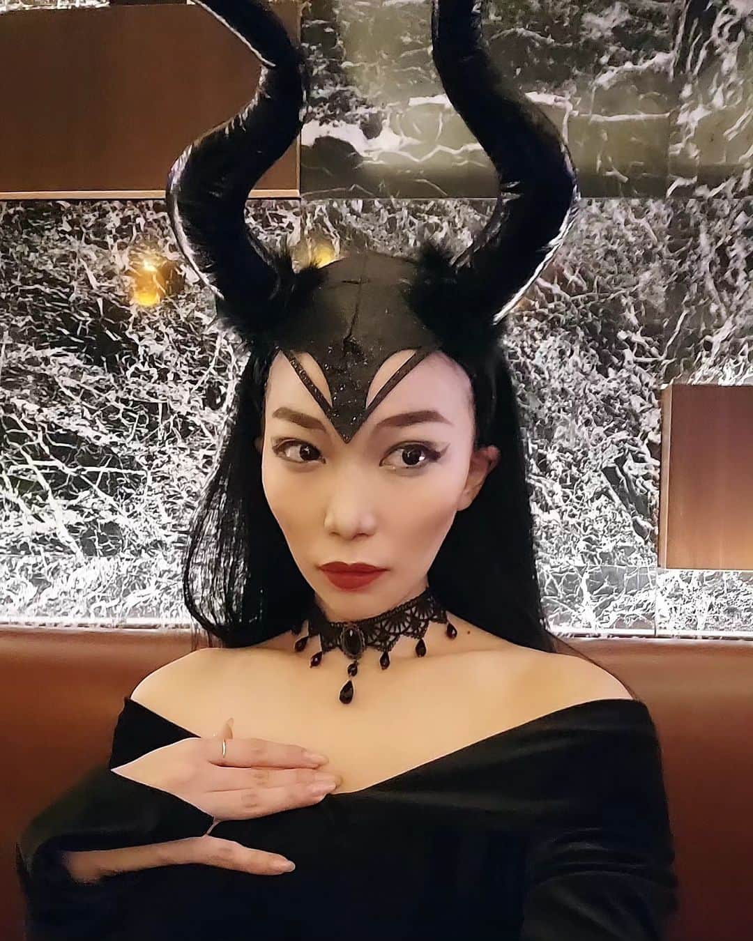 yakoのインスタグラム：「10年ぶりくらいの仮装はぴはろマレフィセントでしたん🧙#happyhalloween」