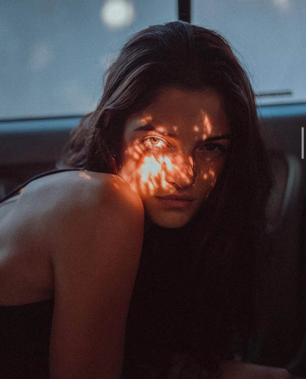 leslie & dani & harriのインスタグラム：「Do you prefer to shoot in natural or artificial light?   Image by @sixe」