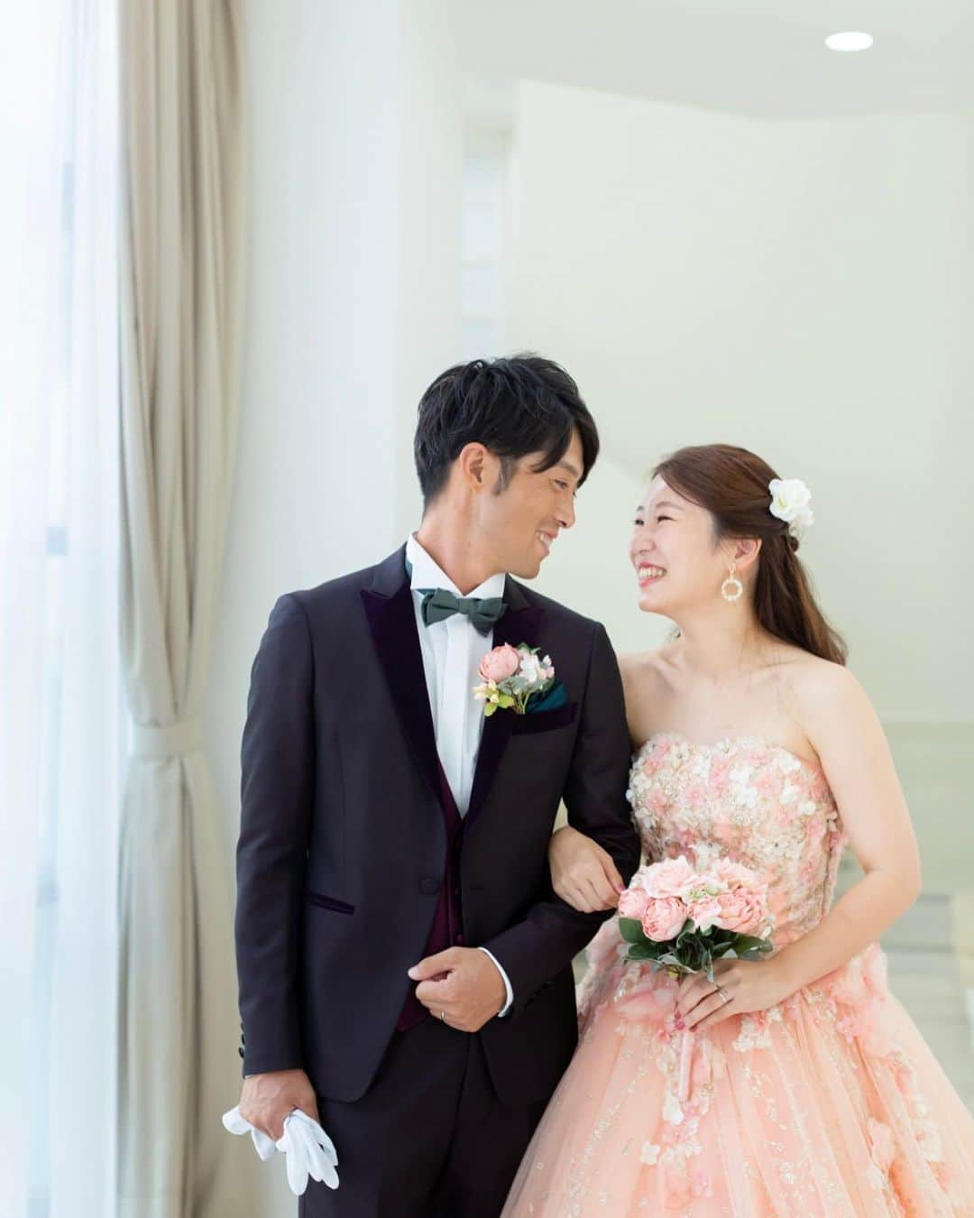 ラ セーヌ マリアージュ四日市のインスタグラム：「・  9月ご結婚式のお客様🌸  ゲスト様への“おもてなし”を大切に、たくさんのお打ち合わせとご準備を進めていただいたおふたり。 当日はおふたりもゲスト様も笑顔溢れるご結婚式となり、担当プランナーも幸せをおすそ分けいただきました 𓈒𓂂𓏸  ご結婚誠におめでとうございます！！！  そして本日の投稿は！！ 仲の良さが、お写真から伝わる✨ お互いを見つめ合う姿がとってもとっても可愛い1枚🤍  担当プランナーお気に入りショットです ̖́-  また、おふたりの着用衣裳にもご注目☁️ オシャレなおふたりには、ワインレッドのタキシードと、スモーキーピンクのドレスをお選びいただきました！ 白い披露宴会場にピッタリでございます！！ マリアージュの披露宴会場はシンプルな造りですので、主役であるおふたりが映えること間違いなし💭  是非ブライダルフェアにて、お確かめ下さい！！  _______________________________  オススメブライダルフェア  【即決なし◎】 初めての見学におすすめ！結婚式まる分かり相談会  式場見学のコツや結婚式の準備の流れ、スケジュール、ご予算の相談、会場のご見学など、おふたりの疑問を解消できるフェアです。 何も決まってなくても大丈夫！専任プランナーがしっかりカウンセリングします。  https://la-scene-mariage.fuwel.wedding/fair/8959/1559791/  ______________________________  #前撮りポーズ  #前撮り撮影   #ラセーヌマリアージュ四日市 #マリアージュウェディング   #三重平安閣 #三重平安閣グループ #平安閣#披露宴#結婚式 #チャペル#ウエディングドレス #2023秋婚#2023冬婚 #2024春婚#2024夏婚#2024秋婚 #ブライダルフェア #海外wedding #フォト婚#ウエディングフォト#東海プレ花嫁 #プレ花嫁#四日市結婚式場#四日市結婚式場ならマリアージュ  #四日市フォトウェディング#四日市フォトスタジオ」