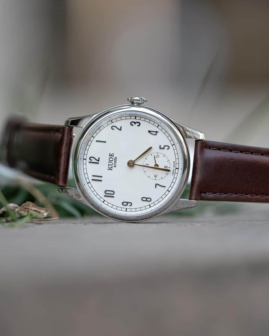 のインスタグラム：「⌚️ 【商品紹介】 KUOE os90001-agd-o-br  今回はKUOEのお時計をご紹介します！ 京都発、made in JAPANにこだわって作られたお時計です。 こちらのお時計は視認性がよく老若男女問わず人気で年配の方は懐かしさ、若年層の方はレトロな雰囲気を新鮮と感じ購入される方が多いようです。 また、レザーのベルトも質がよく育てるのが楽しいパーツになっているため丸ごとおしゃれで楽しいのがこちらのお時計の特長です。  大きさや実際の色味など、ぜひ店頭でお試しください！スタッフ一同、心よりお待ちしております🙇‍♀️  ……………………………………………………….................  ☟オンラインショップはプロフィールURLから☟ @tokia_official  ……………………………………………………….................  #時計倉庫 #時計倉庫tokia #腕時計 #watch #手表 #腕元倶楽部 #腕時計好きな人と繋がりたい #kuoe #kuoewatches #kuoekyoto」