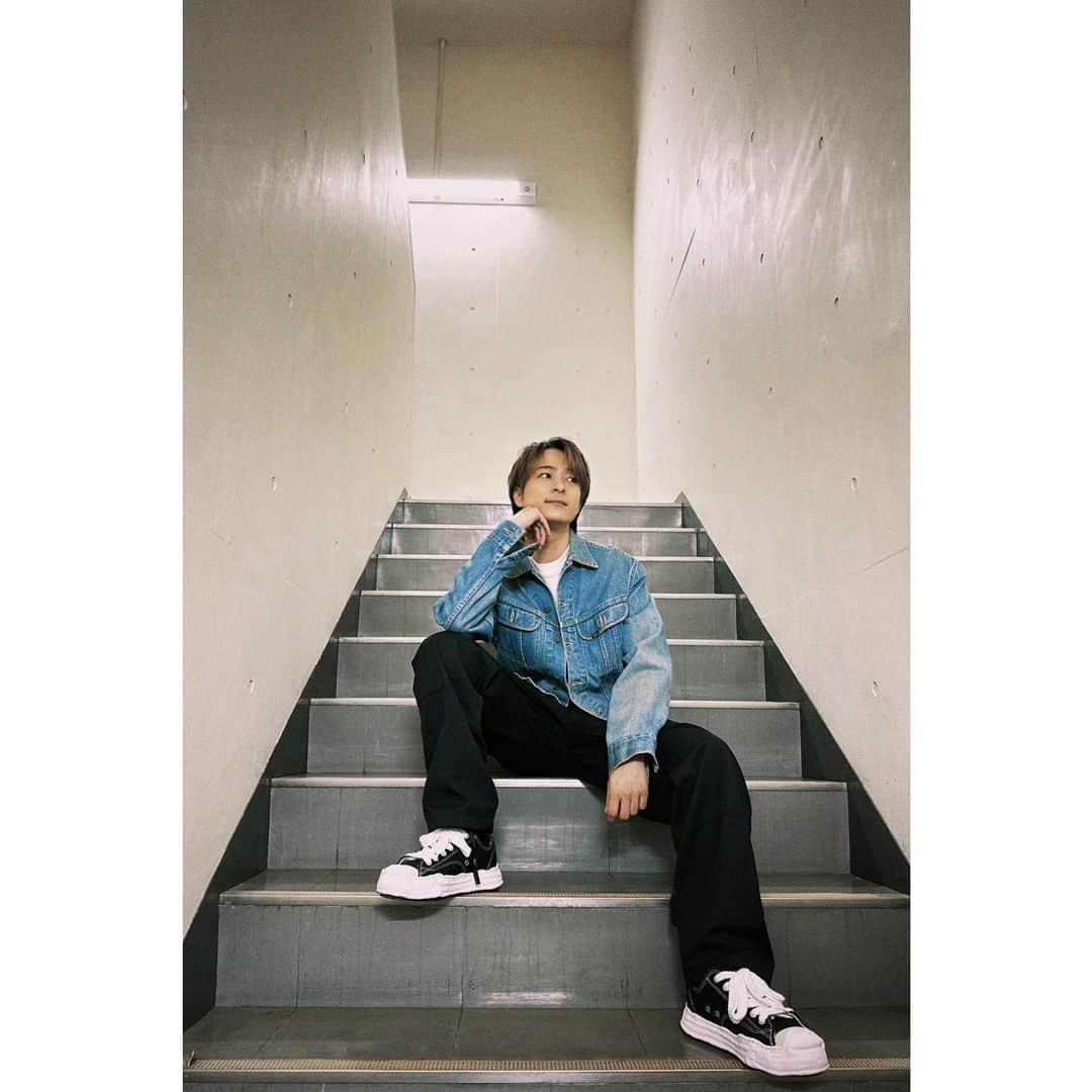 和田颯のインスタグラム：「. @leejeansjp のデニムジャケット。 父親が14歳の時に買ったやつ。 リアルヴィンテージだね？ めちゃめちゃ良い色。 シルエットも最高！  パンツはblack357。 1997年の1年しか製造されてないらしい。 @haru_clothing_store で買ってからめちゃ着てます！ 何にでも合う👍  靴は @miharayasuhiro_official  困ったらとりあえずこれ履けば大丈夫👟  Tシャツ見えてないけどめちゃ可愛いの着てます、、笑  なんか説明してしまった笑」