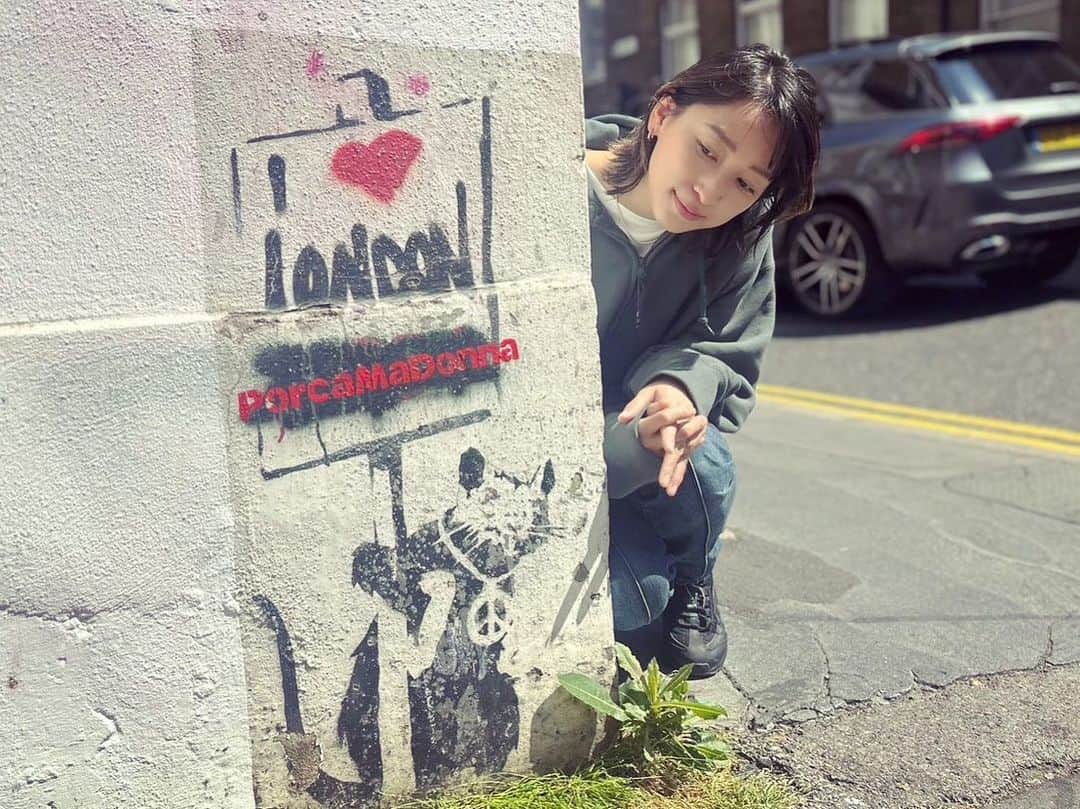 杏のインスタグラム：「バンクシーの作品を追いにイギリスへ行ってきました。 ストリートアートとは一体なんなのだろう。 その価値や値段は誰が決めるのだろう？ たくさん刺激を受けた旅でした。  【BSフジ「杏が見た！“バンクシー”の世界と英国グラフィティ・アートの旅」】 11/4（土）20:00〜21:55📺  I went to London to cover Banksy's work. You never know when street art is going to appear or disappear. Who decides its value? Who puts a price on it? And how does Banksy approach it? I became very curious. This trip taught me values for the first time.  #banksy」