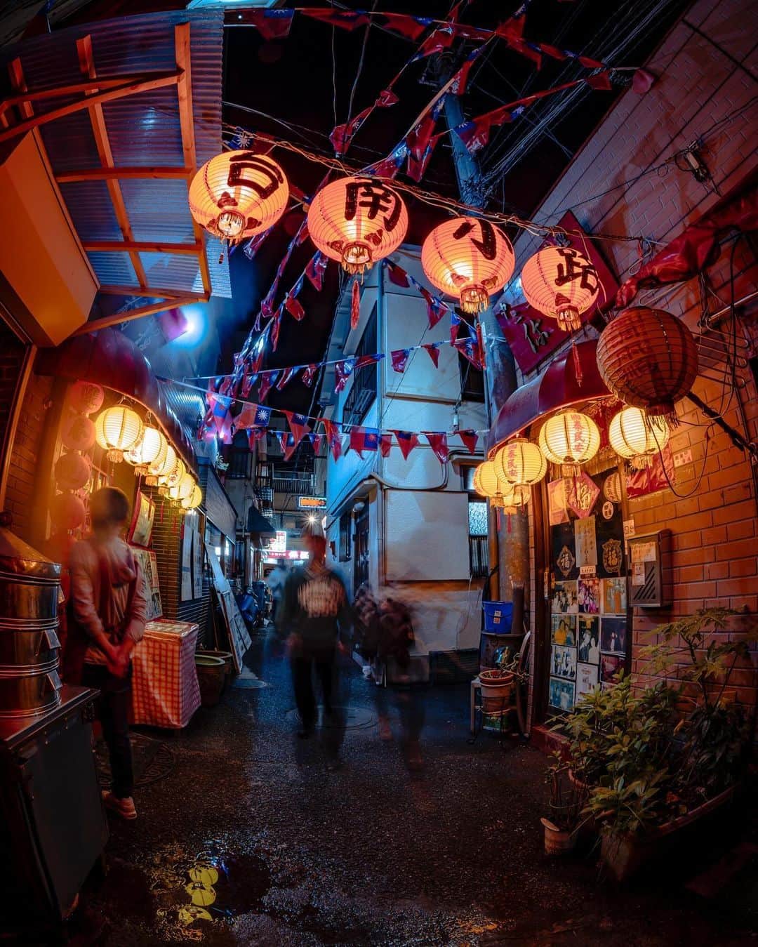 横浜市のインスタグラム：「Friday night in Yokohama Chinatown! Who's in? 🙋 Photo: @hiro_wata_photo  #myyokohama   #yokohama #darlingescapes #beautifuldestinations #artofvisuals #somewheremagazine #discoverglobe #travelawesome #passionpassport #lovejapan #explorejapan #japanlife #japanfocus #japan_vacations #japanrevealed #よこはま #ヨコハマ #横浜」