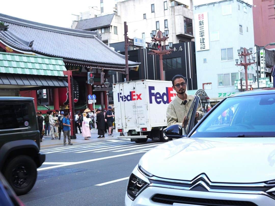 CITROEN JP Officialのインスタグラム：「新しいカルチャーが生まれる場所から、長岡亮介がお届けするラジオ番組「CITROËN FOURGONNETTE」  【J-WAVE】毎週土曜 22:00～22:54放送 【ZIP-FM】毎週土曜 22:30～23:24放送  今回は、いつものフルゴネットを飛び出して下町を気ままにクルージン！ 長岡さんが新型電気自動車「シトロエン Ë-C4」で巡ります。  過去OA内容はプロフィール欄「CITROËN FOURGONNETTE」からチェックできます。 こちらもお楽しみください。  #シトロエン #jwave #zipfm #FOURGONNETTE #長岡亮介」