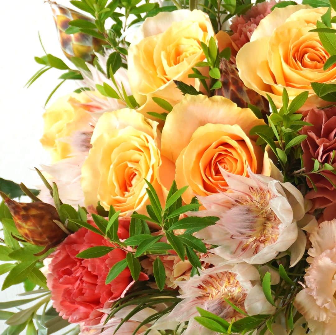 AOYAMA_HANAMOさんのインスタグラム写真 - (AOYAMA_HANAMOInstagram)「— 今回のブーケの花 — バラ（オークランド） トルコキキョウ（マンゴー） カーネーション セルリア リューカデンドロン 雪柳 コンボルブルス - - - #aoyamahanamo #青山花茂 #お花のある生活 #花が好きな人と繋がりたい #花を飾ろう #花のある暮らし #花のあるくらし #花のある日常 #癒しの花 #季節の花 #旬の花 #花とおうち時間 #花贈り #フラワーギフト #花の贈り物 #バラ #トルコキキョウ #カーネーション #セルリア #リューカデンドロン #コンボルブルス #雪柳 #オーダーメイドブーケ #青山花茂おまかせブーケ #花束 #ブーケ #季節の花束 #ナチュラルブーケ」11月3日 18時00分 - aoyama_hanamo