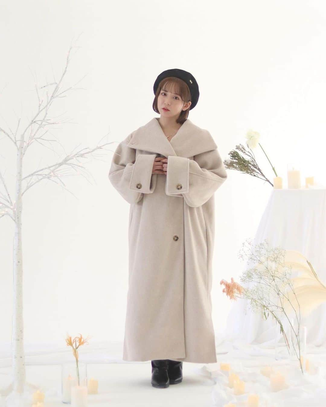 mellowneonさんのインスタグラム写真 - (mellowneonInstagram)「. " mulchway muffler set coat " BEIGE / MOCABROWN /   1枚で様々な着方を楽しめる マフラーセットコート。  スタンドカラーにすることができ、 これからの季節も 暖かく着用いただけます。  大きめの襟は 寝かせてさらっと羽織るだけでも ポイントになるデザインです。  袖の折り返しデザインや、 柔らかく絶妙なカラーも こだわったポイントです♡  袖口はボタンを外してさらに 長めにご着用も可能です。  ふわふわな表面感の生地を使用し、 しっかり厚みはありますが、 柔らかく重たくなりすぎずに ご着用いただける優れもの。  アウターメインになる冬コーデに これ1着でお洒落にきまる大本命コート🧥  model：150cm & 162cm  #mellowneon #2023aw #ロングコート #アウター」11月3日 18時00分 - mellow_neon