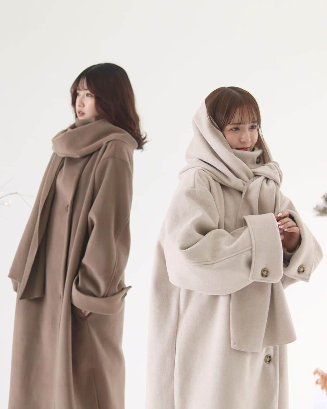 mellowneonのインスタグラム：「. " mulchway muffler set coat " BEIGE / MOCABROWN /   1枚で様々な着方を楽しめる マフラーセットコート。  スタンドカラーにすることができ、 これからの季節も 暖かく着用いただけます。  大きめの襟は 寝かせてさらっと羽織るだけでも ポイントになるデザインです。  袖の折り返しデザインや、 柔らかく絶妙なカラーも こだわったポイントです♡  袖口はボタンを外してさらに 長めにご着用も可能です。  ふわふわな表面感の生地を使用し、 しっかり厚みはありますが、 柔らかく重たくなりすぎずに ご着用いただける優れもの。  アウターメインになる冬コーデに これ1着でお洒落にきまる大本命コート🧥  model：150cm & 162cm  #mellowneon #2023aw #ロングコート #アウター」