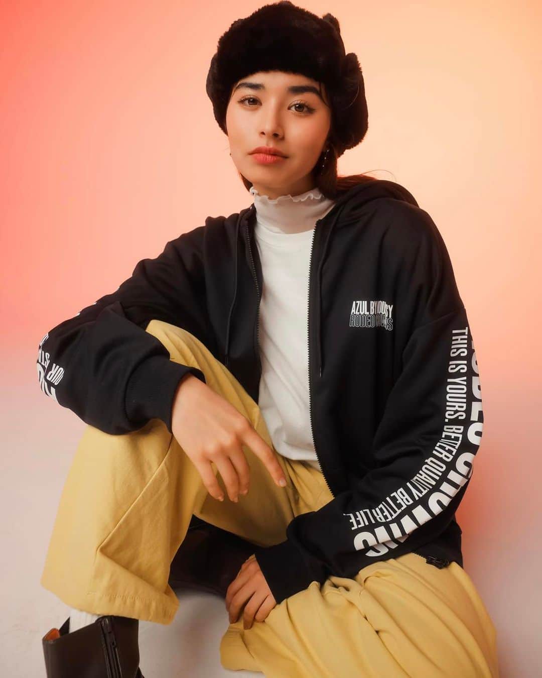 のインスタグラム：「#RCWB#RODEOCROWNS NEW ARRIVAL ▶発売中 ━━━━━━━━━━━━━━━━━━━━━━ 独自開発の発熱素材の生地を使用した 『B-HEAT』シリーズが発売！  RODEO CROWNS×AZUL BY MOUSSYコラボの ジップパーカーは、光沢感とキレイ見えするダンボール 素材の生地を使用しています。  左右のポケットの中には、それぞれのブランドオリジナルの キャラクター‶FUNK″と‶RODDY”がプリントされており、 コラボならではの特別なデザインもポイントです！  B-HEAT AZUL×RODEO SNGジップパーカ (426GAR90-148M) WHT_BLK SIZE：M_L／UNISEX ￥7,150(税込) ━━━━━━━━━━━━━━━━━━━━━━ #RODEOCROWNSWIDEBOWL」