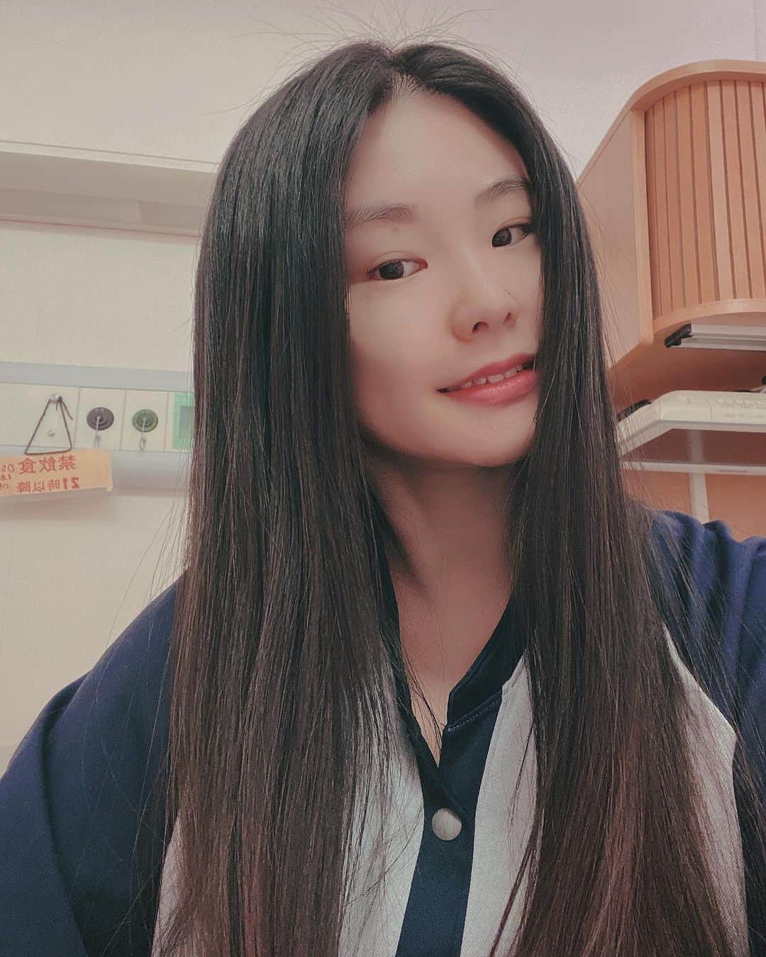Maicovitaのインスタグラム：「子宮筋腫内膜症の 筋腫切除の 手術終わりました😊♥️  子宮のど真ん中にりんご🍎位のがあって 子宮の壁にくっついて居て厄介だったみたいです💦 そりゃ、痛いわけだ🤮 それを 腕の良い先生が 取ってくれました🙇‍♀️  全身麻酔って凄いね💦   眠くなりますって言われてから 起きたら終わってて なんか 色んな人に顔覗き込まれてたような。。  静脈麻酔だったから まだ気持ち悪くて 痛いけど 無事終わって良かった😄  ご飯は味があまりしなくてどうしようかと思った😂  今は腫瘍を悪性の物じゃないか検査にかけるらしく2週間くらいしたらまた 通常通り動ける👍  産婦人科と同じだったから 赤ちゃんがたくさん居て ずっと鳴き声してるけど 可愛い😍❤️  ありがとうございました🙇‍♀️🙏  小さい頃からやりたかった 世界の情勢に携わる仕事をこれから、2年〜3年かけて 勉強して ダンサーもやりながらJICAかNGOの仕事を受けてみようと思います！ 英会話、中国語、健康診断、学歴も！色んな試験があって大変だから受かるかわからないけど これから 世界平和の為に頑張る💪  機動隊出身の父に 自衛隊 今なら 受けてもいいよって言われた😂  まずは、勉強しながら ボランティアしよう😃  これからの人生は 地球に 自分の 生き様を返上して行こうと思います🙏」