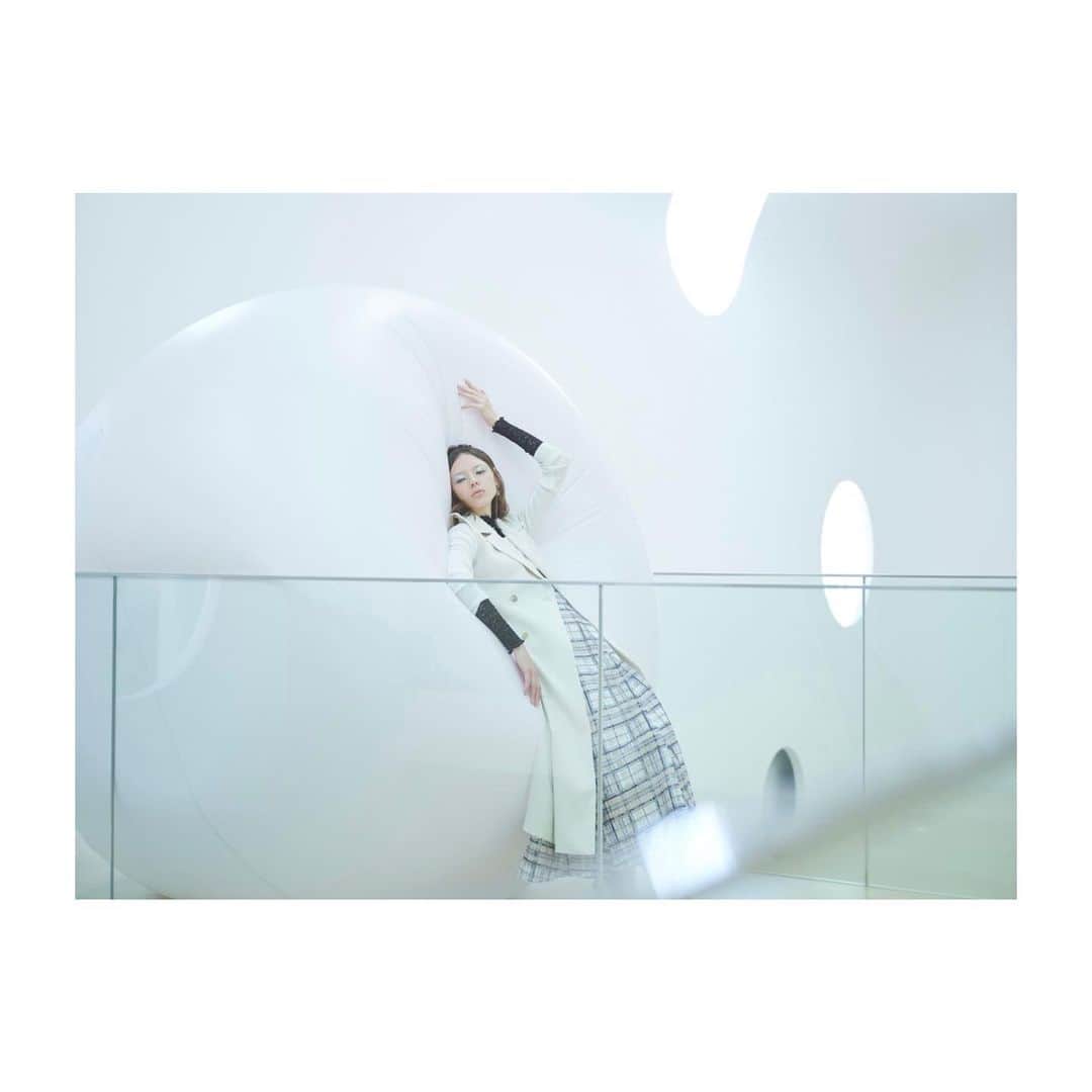 MERCURYDUOのインスタグラム：「《 11.2(thu) START!! 2024 SPRING WEB EXHIBITION 》 ⁡ ⁡ ㅤㅤㅤㅤㅤㅤㅤㅤ ”SENSUAL FEMINITY“  どこまでも透き通るような透明感を  これまで以上に風をはらむ軽やかな素材を  爽やかで優しい色使いで  まとめ、重ねる ⁡  軽やか、爽やか、そして上品  センシュアルでドラマティックな春を纏う  ⁡ 2024 sprin@ collection ㅤ ———————————————————————— ㅤ ㅤㅤㅤㅤㅤㅤㅤㅤㅤ 2024春のWEB展示会を開催！ 11.2(thu)12:00 -11.6(mon)23:59 ✔予約先行特典10%OFF ✔予約先行特典ポイント20倍+送料無料！  ———————————————————————— ㅤ  詳細は @mercuryduo_comの TOPのURLからチェック  ㅤ @mercuryduo_styling #MERCURYDUO #マーキュリーデュオ #公式通販RUNWAYchannel」