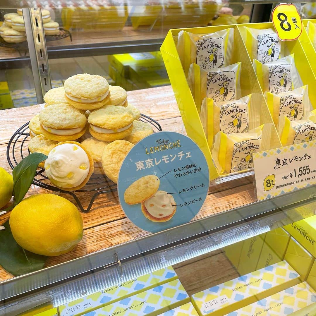 大丸神戸店のモノとコトのインスタグラム：「. 新東京みやげ！レモンスイーツ専門店🍋🤍  〈東京レモンチェ〉期間限定ショップ 📅11月7日(火)まで 📍地1階 スイーツイベント①  〈東京レモンチェ〉は、きゅんっと甘酸っぱいレモンのお菓子を届けるレモンスイーツ専門店🤤🍋 常設店舗がないため、希少性の高いスイーツです💫 パッケージにも描かれている“レモン坊や”と愛犬の“チェロ”が、みんながHAPPYになるような、おいしくてかわいい特別なレモンスイーツをお届けします👦🏻🐶💛  (1.2枚目) ♡東京レモンチェ 4個入 税込777円～ レモンの香りと口の中でやさしくとけあう心地よい食感にこだわった、さわやかなレモンクリームサンドです🍋  (3枚目) ♡東京レモンチェ ぼくの巾着アソート 税込1,188円  (4.5枚目) ♡ぼくのレモンラングドール 12個入 税込1,188円  #大丸神戸 #大丸神戸店 #大丸 #神戸 #元町 #神戸大丸 #daimarukobe #kobe #東京レモンチェ #レモンスイーツ #クリームサンド #東京土産 #デパ地下 #デパ地下スイーツ」