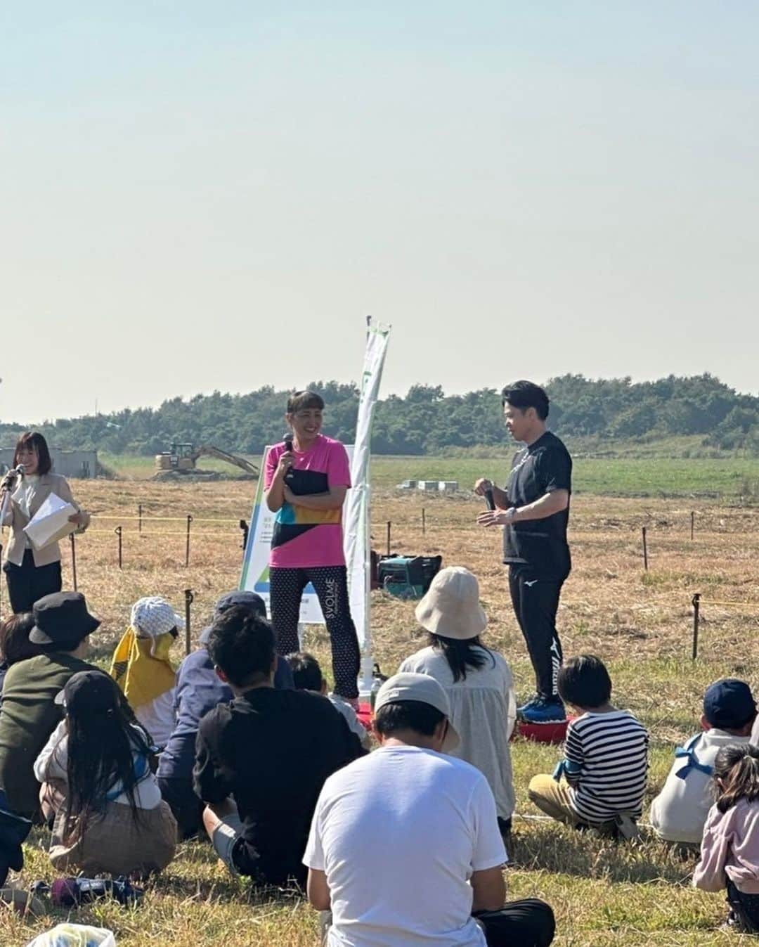 丸山桂里奈さんのインスタグラム写真 - (丸山桂里奈Instagram)「本日東京大おにごっこでした🏃‍♂️ はしるはしる子供たち。 もう、くたくたへとへとで久しぶりに喉から血がでそうになりました笑 これは現役の時走りとかで出る🤣🤣🤣 運動不足ですね。ぐげ。 そして200人の子供たちかわいかったー。ほんとに、子供にはパワーをもらいます😍 清水さんとはお久しぶりではありましたが、アイススケートなのに体はあたたかく分厚め筋肉でした。いつも穏やかで優しさに包み込んでくれる肉まんの皮を目指してるかもというくらいあたたかいです😍 清水さんありがとうございました😌私自身最近はもうサッカーやってたかわからなくなるくらい自分でも思うのでアスリートととご一緒になると思いだせるいい機会にもなります。すこし太りすぎてきたので、少しづつトレーニングしたいなと思いました😌 関係者の皆様ありがとうございました😌そして明日はいよいよ、ホリプロスカウトキャラバン決戦大会です。私も見届け人として会場に座ります。信頼している椅子に。 楽しみにしながらもドキドキワクワクです😌 試合に出場する10名のみなさま、最後に自分らしく思い切りやったってください😊reminoで動画配信もありす。13時から15時までです😌 ぜひみなさま、一緒に応援よろしくお願いします😌😉😊  #イベント #東京都 #大おにごっこ #清水宏保さん #めちゃくちゃいい人 #北海道から来てました #無事に着いたかなぁ #たくさんの刺激をいただきました #ありがとうございました #参加してくださったみなさまありがとございました #いい意味で #インスタバエ」11月3日 18時01分 - karinamaruyama