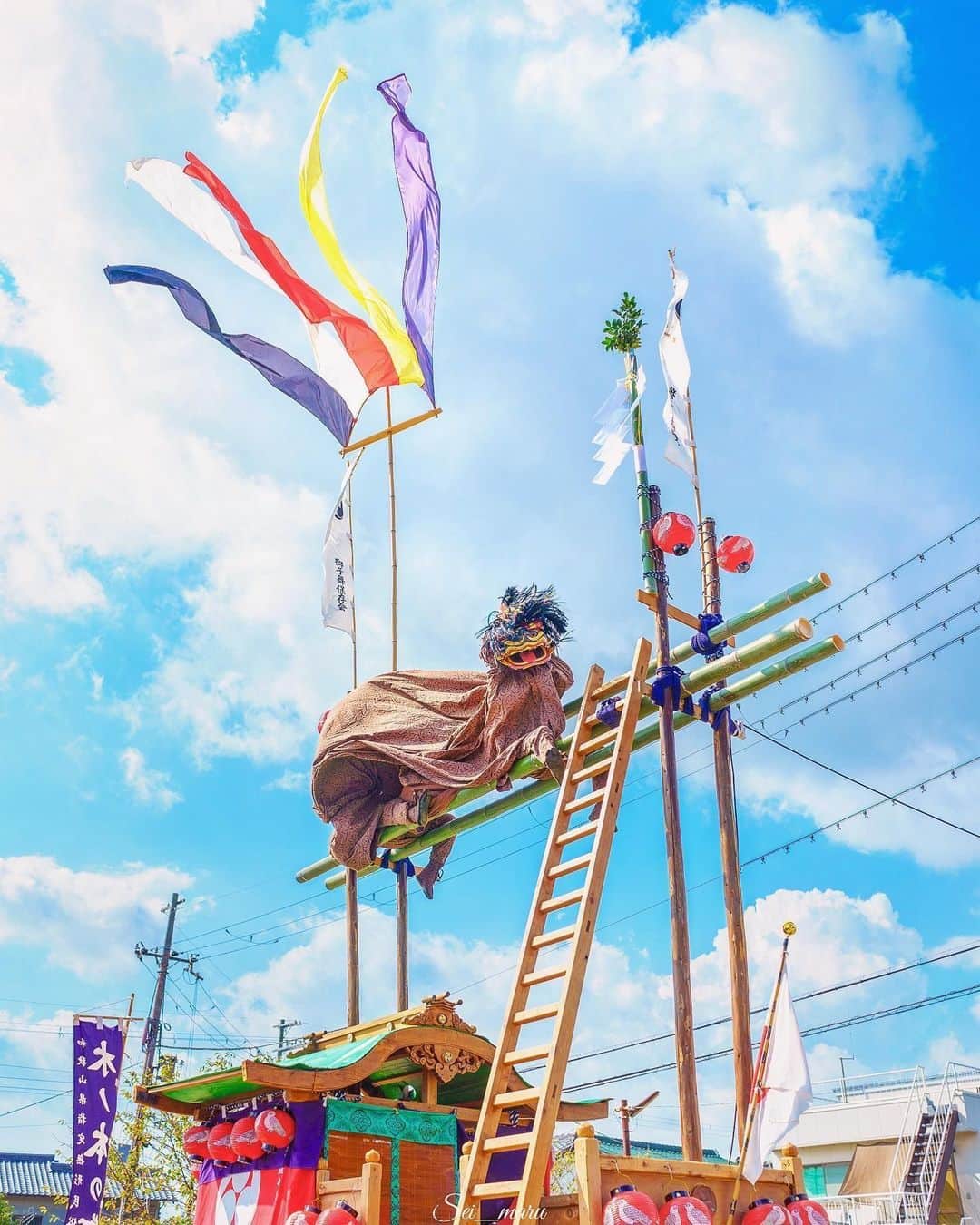Visit Wakayamaのインスタグラム：「. Watch the daring dance of the Kinomoto-no-shishimai, balancing on bamboo poles during the Kimoto-hachimangu Autumn Festival. 📸 @sei_maru.7 📍 Kimoto-hachimangu, Wakayama . . . . . #discoverjapan #unknownjapan #instajapan #landscape #japan #japantrip #japantravel #beautifuldestinations #wakayama #wakayamagram #explore #adventure #visitwakayama #travelsoon #visitjapan #stayadventurous #igpassport #explorejapan #lonelyplanet #sustainabletourism #shishimai #nature #worldheritage #autumninjapan #shinto #kimotohachimangu #japaneseshrines #kumanograndshrine #japanesefestivals #matsuri」